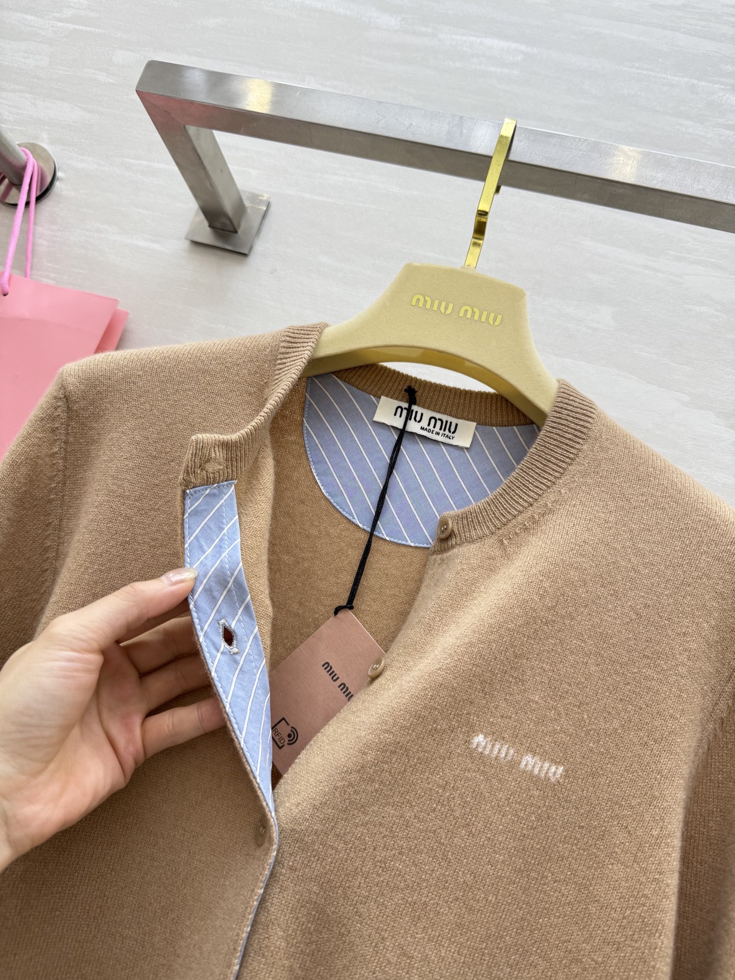 #Miumi♡²⁵早秋新款 羊毛开衫外套 袖子拼格设计感十足 羊毛质地保暖舒适 高品质 现货首发size