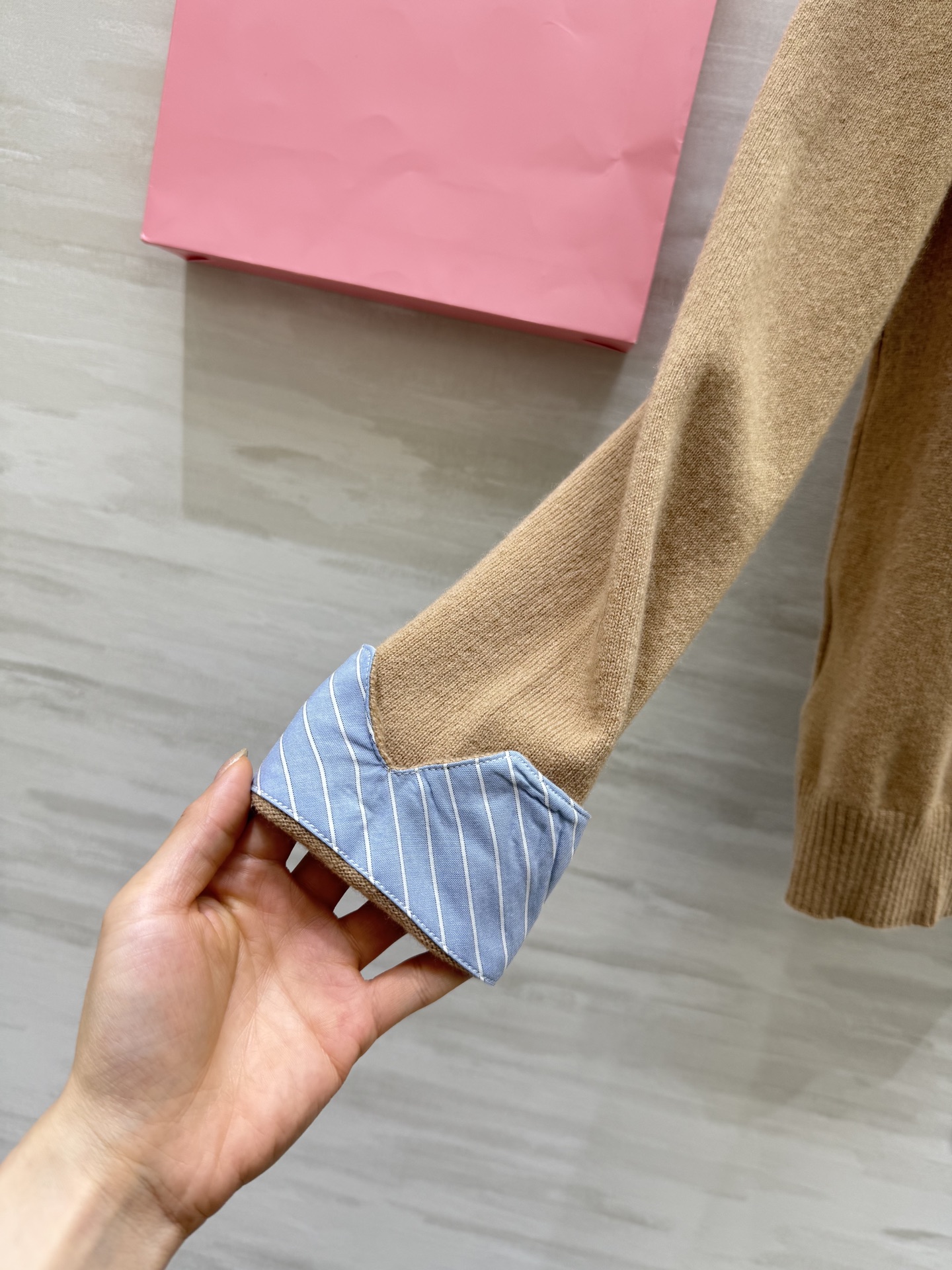 #Miumi♡²⁵早秋新款 羊毛开衫外套 袖子拼格设计感十足 羊毛质地保暖舒适 高品质 现货首发size