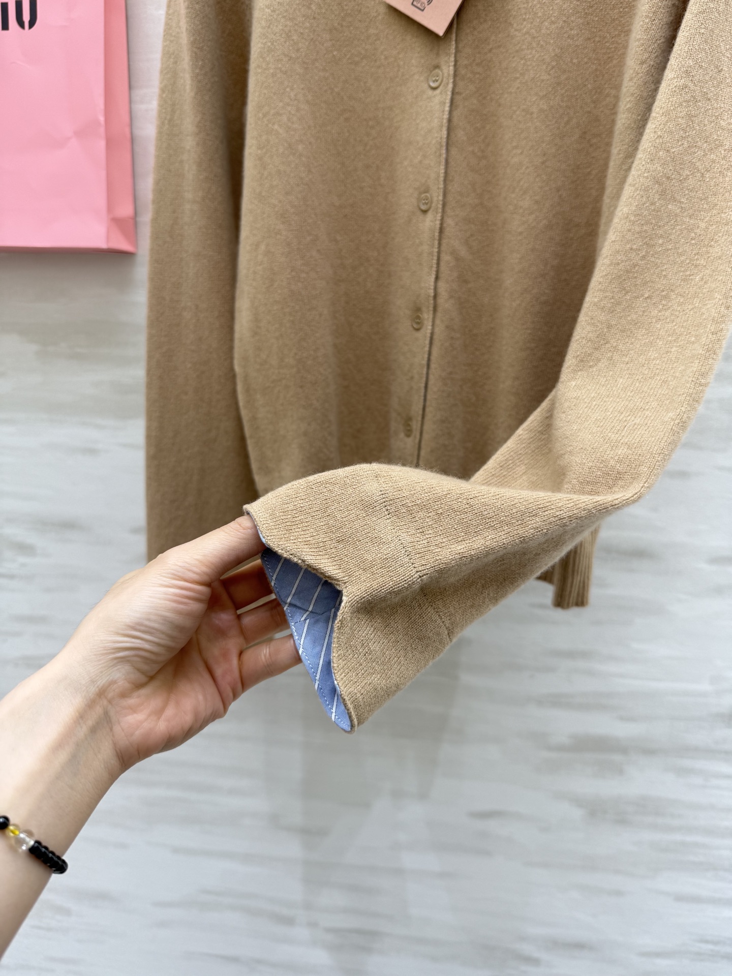 #Miumi♡²⁵早秋新款 羊毛开衫外套 袖子拼格设计感十足 羊毛质地保暖舒适 高品质 现货首发size