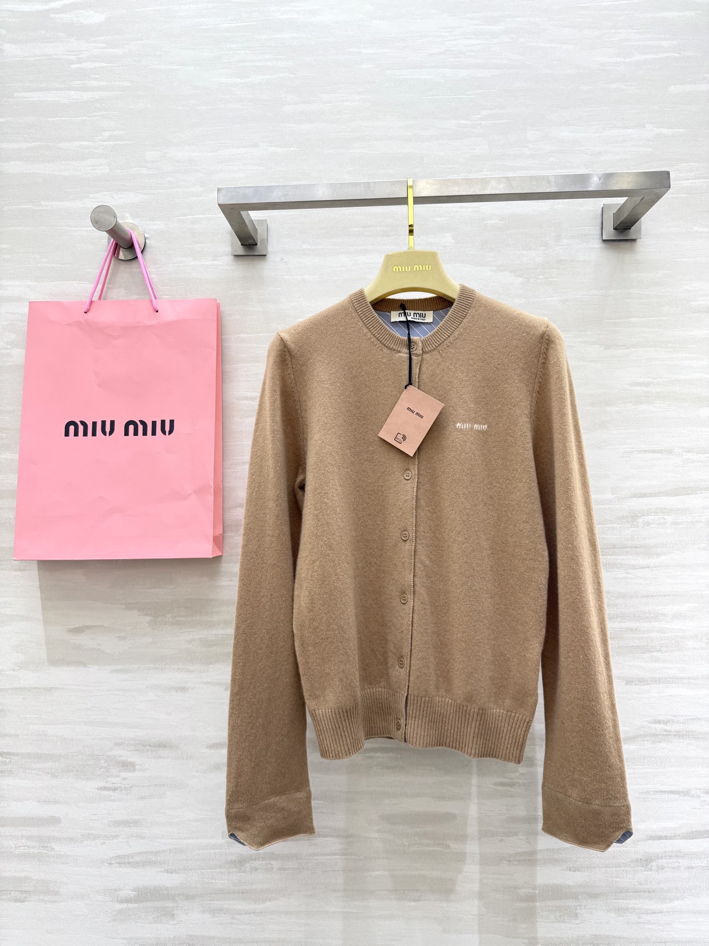 #Miumi♡²⁵早秋新款 羊毛开衫外套 袖子拼格设计感十足 羊毛质地保暖舒适 高品质 现货首发size