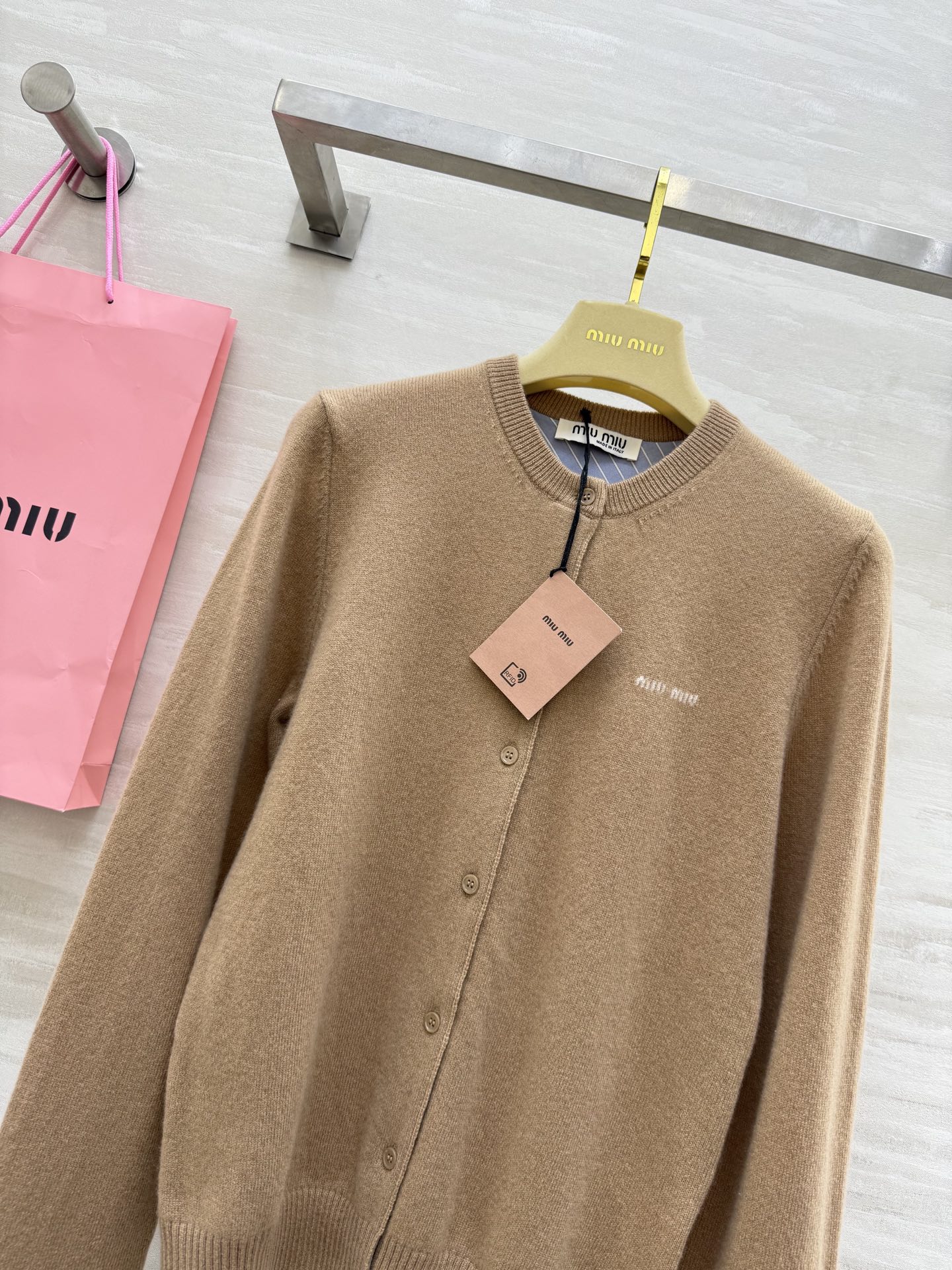 #Miumi♡²⁵早秋新款 羊毛开衫外套 袖子拼格设计感十足 羊毛质地保暖舒适 高品质 现货首发size