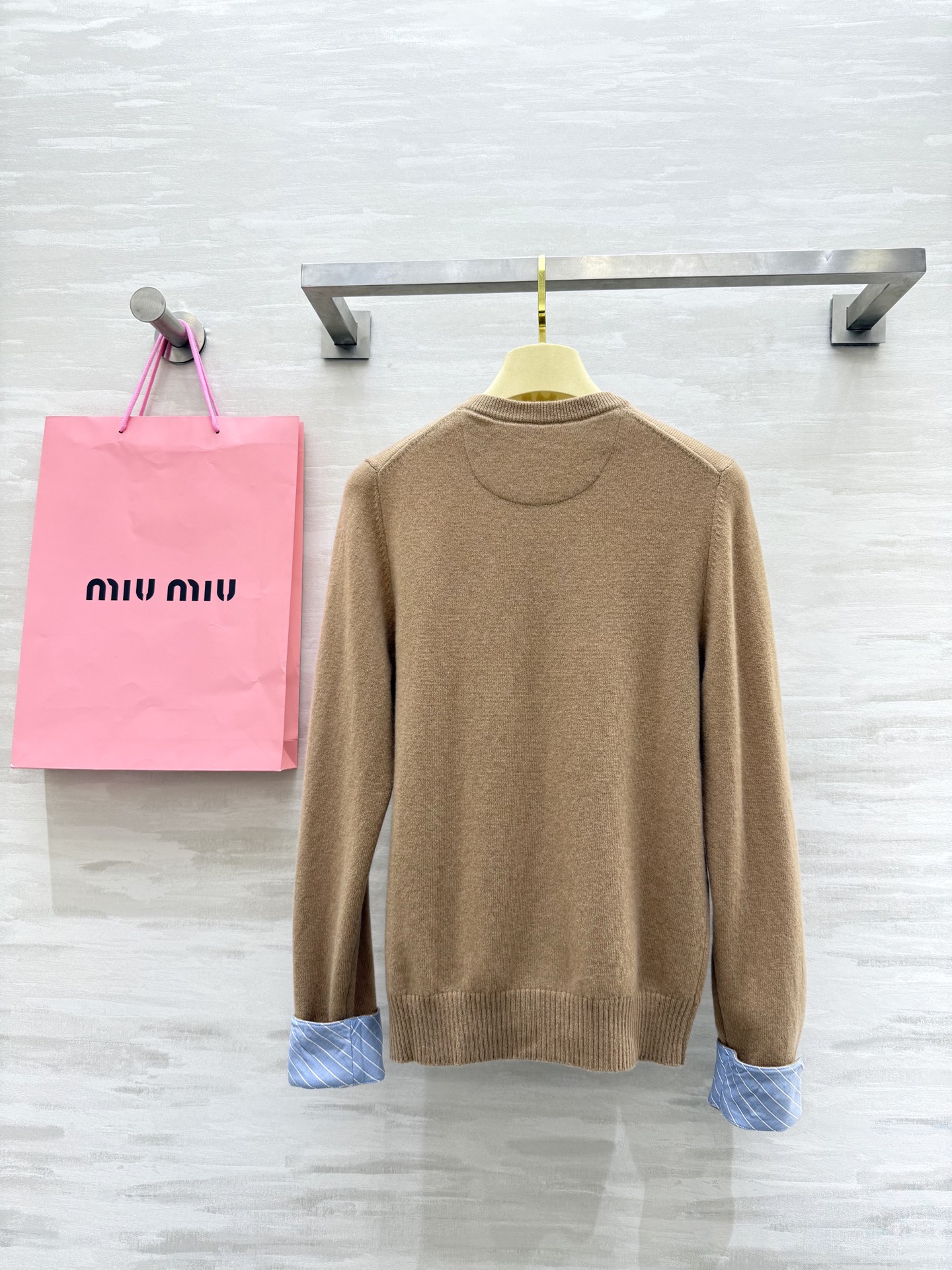 #Miumi♡²⁵早秋新款 羊毛开衫外套 袖子拼格设计感十足 羊毛质地保暖舒适 高品质 现货首发size