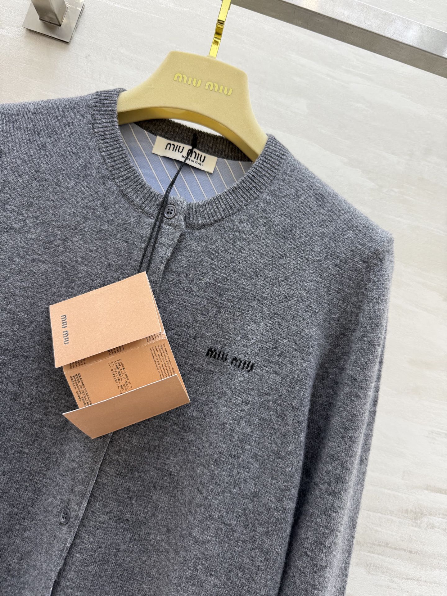 #Miumi♡²⁵早秋新款 羊毛开衫外套 袖子拼格设计感十足 羊毛质地保暖舒适 高品质 现货首发size