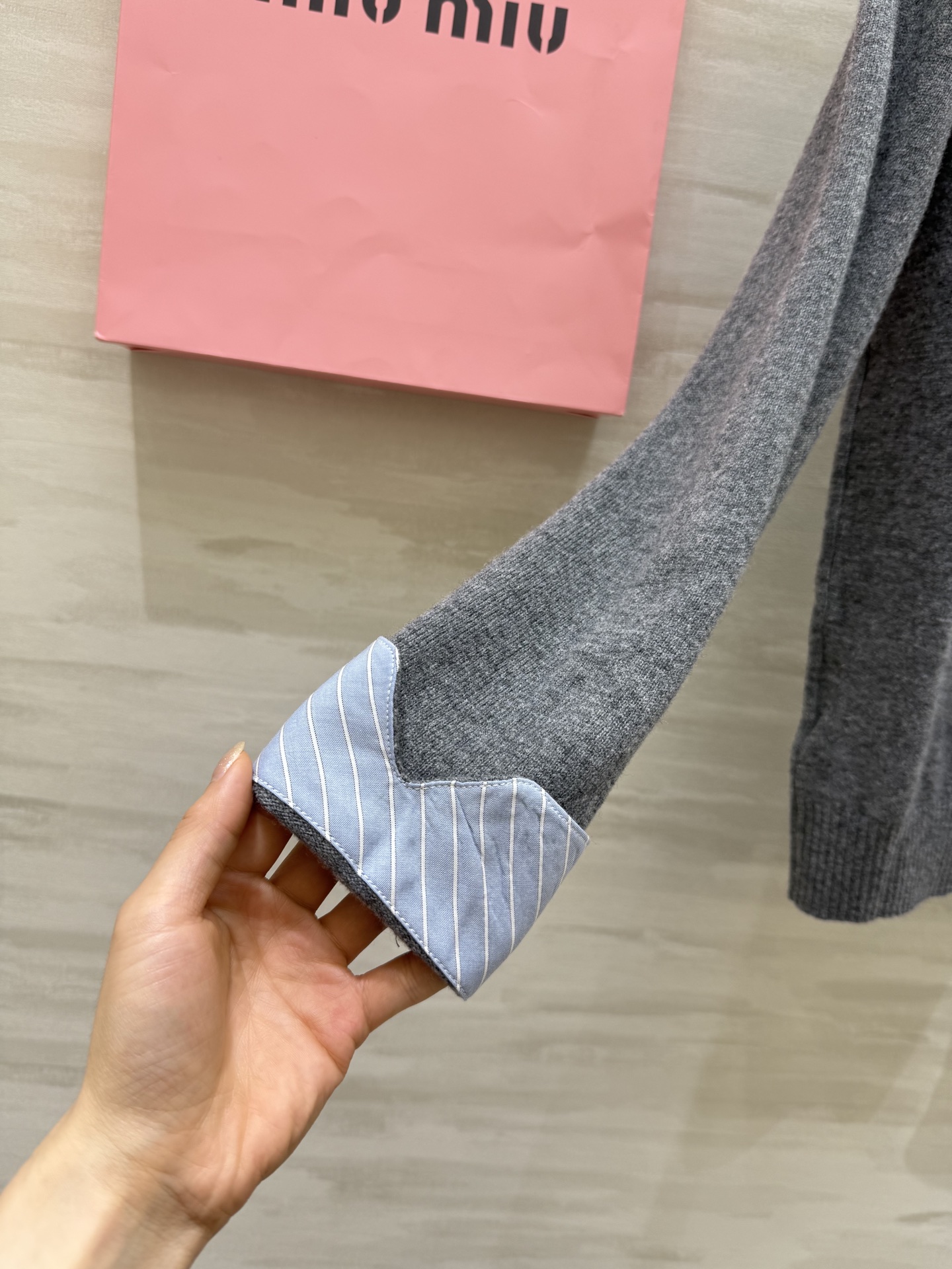 #Miumi♡²⁵早秋新款 羊毛开衫外套 袖子拼格设计感十足 羊毛质地保暖舒适 高品质 现货首发size