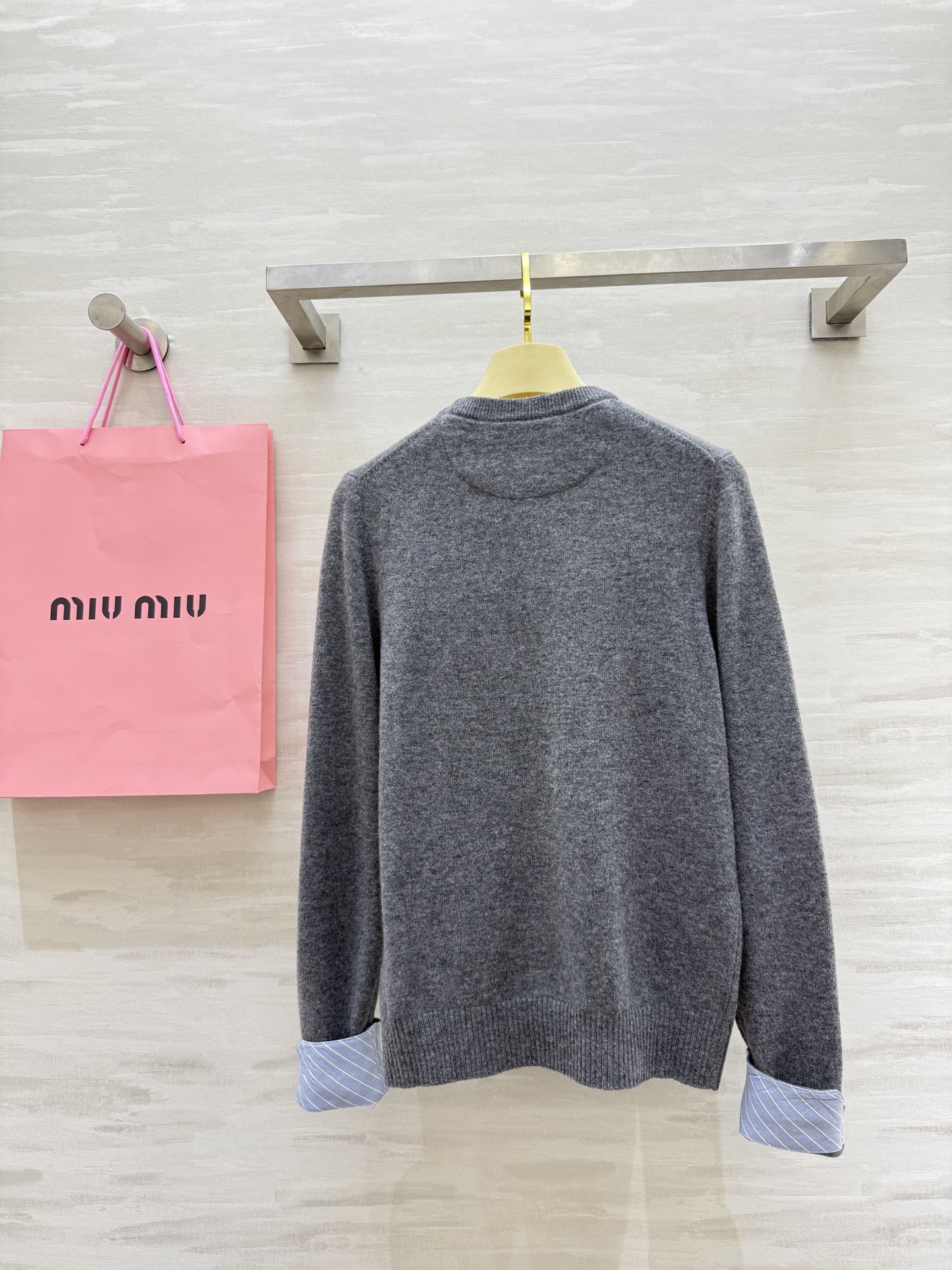 #Miumi♡²⁵早秋新款 羊毛开衫外套 袖子拼格设计感十足 羊毛质地保暖舒适 高品质 现货首发size