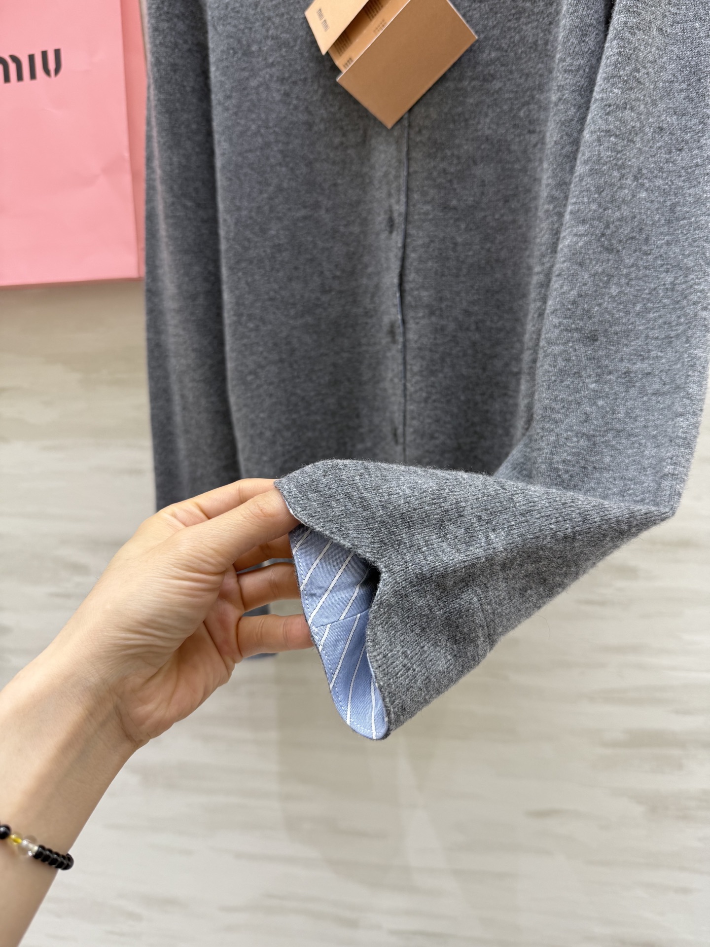 #Miumi♡²⁵早秋新款 羊毛开衫外套 袖子拼格设计感十足 羊毛质地保暖舒适 高品质 现货首发size