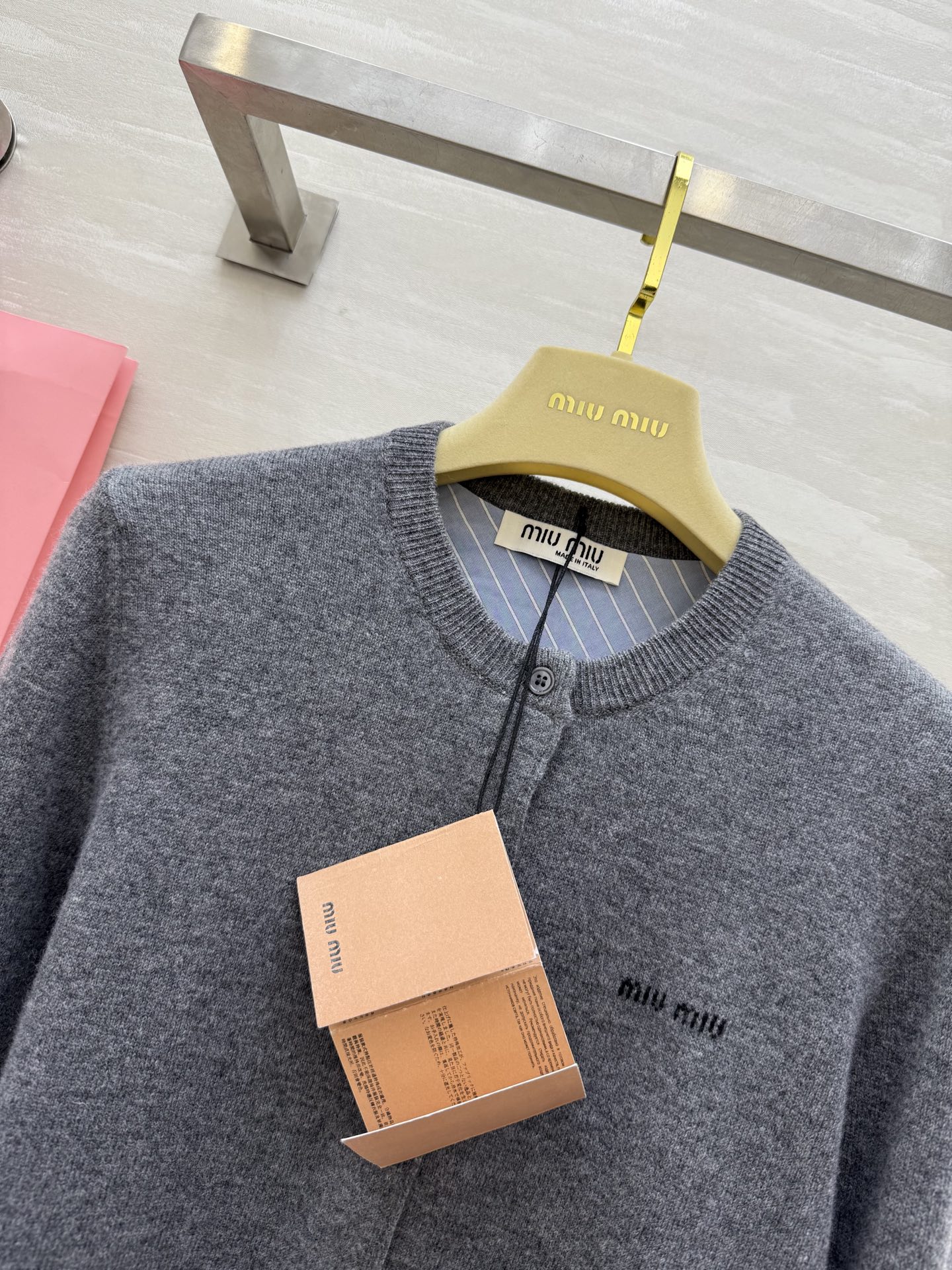 #Miumi♡²⁵早秋新款 羊毛开衫外套 袖子拼格设计感十足 羊毛质地保暖舒适 高品质 现货首发size