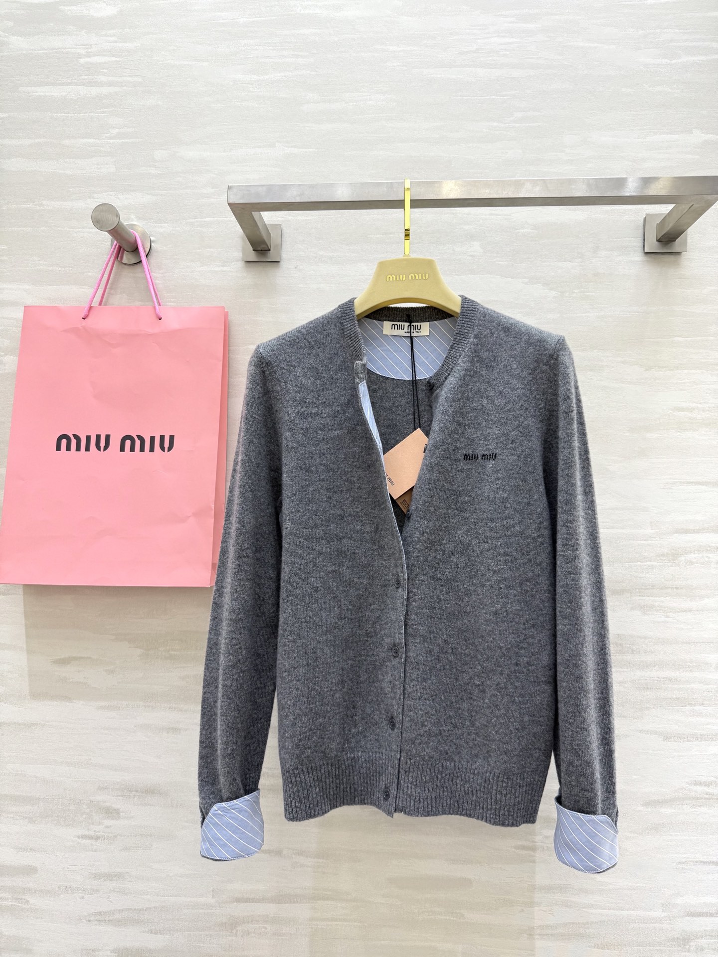 #Miumi♡²⁵早秋新款 羊毛开衫外套 袖子拼格设计感十足 羊毛质地保暖舒适 高品质 现货首发size