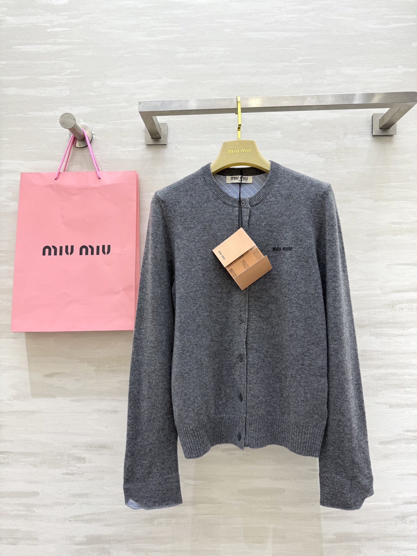 NO:473573,#Miumi early autumn new style wool cardigan jacket with full plaid design of sleeves. Wool texture is warm and comfortable. High quality. Spot sizeS/M/L (size s size 86, 56 length),,miumiu, jackets & coats,alexander wang19860909#Miumi早秋新款 羊毛开衫外套 袖子拼格设计感十足 羊毛质地保暖舒适 高品质 现货首发sizeS/M/L（s码胸围86,衣长56）,,miumiu,jackets & coats,alexander wang,Women's clothing