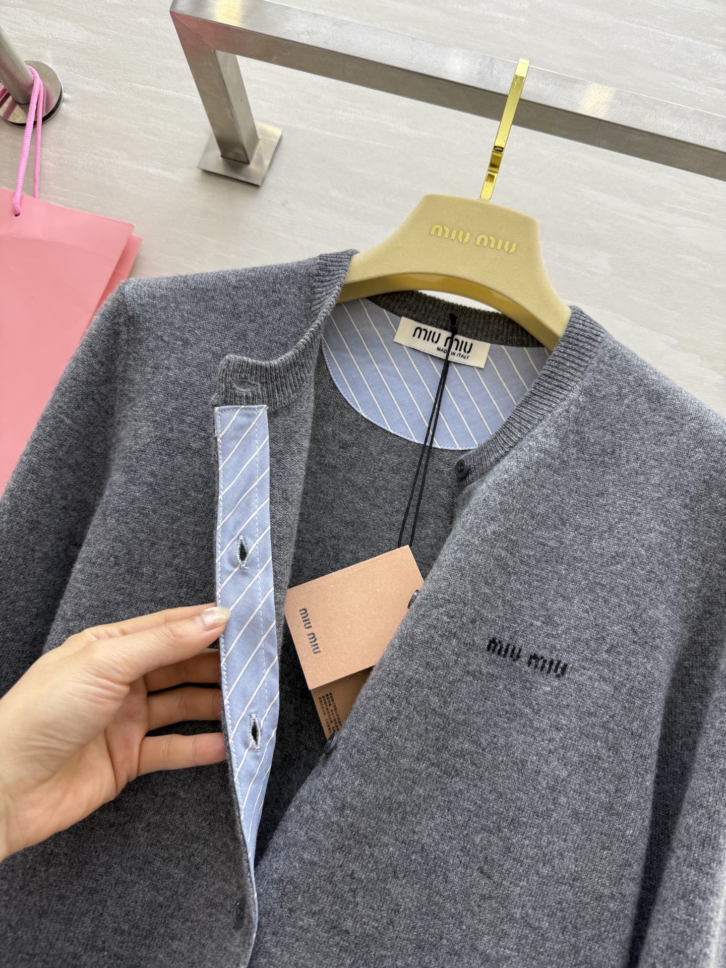 #Miumi♡²⁵早秋新款 羊毛开衫外套 袖子拼格设计感十足 羊毛质地保暖舒适 高品质 现货首发size