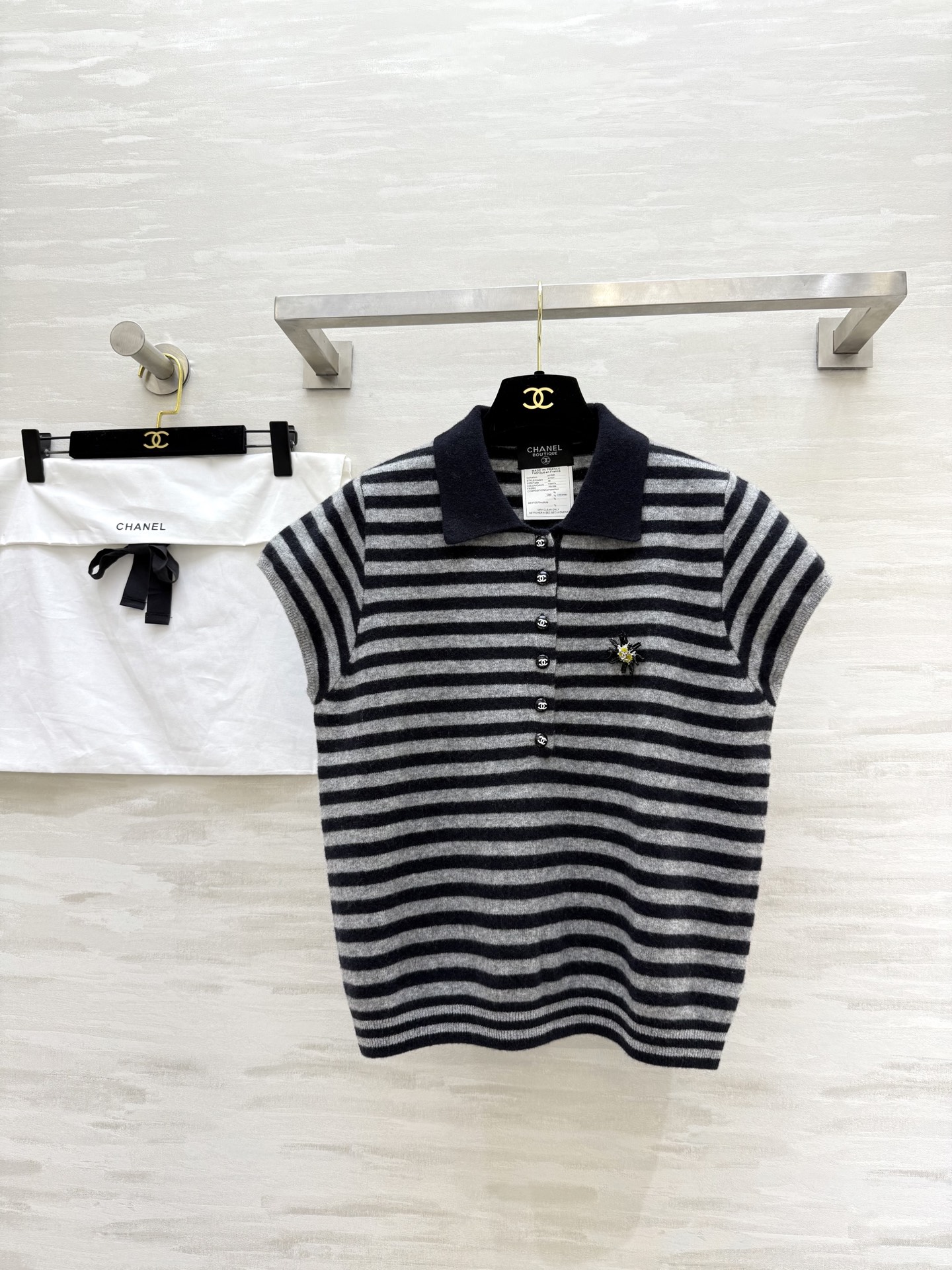 NO:473584,#Chane new autumn and winter wool lapel striped short-sleeved top wool texture warm and comfortable high quality customization delivery dust bag size36/38/40 (36 size shoulder width 36, bust 100, 55 length), chanel, T-shirt, alexander wang19860909#Chane秋冬新款 羊毛翻领条纹短袖上衣 羊毛质地保暖舒适 高品质定制 配送防尘袋 size36/38/40（36码肩宽36,胸围100,衣长55）,,chanel,T-shirt,alexander wang,Women's clothing