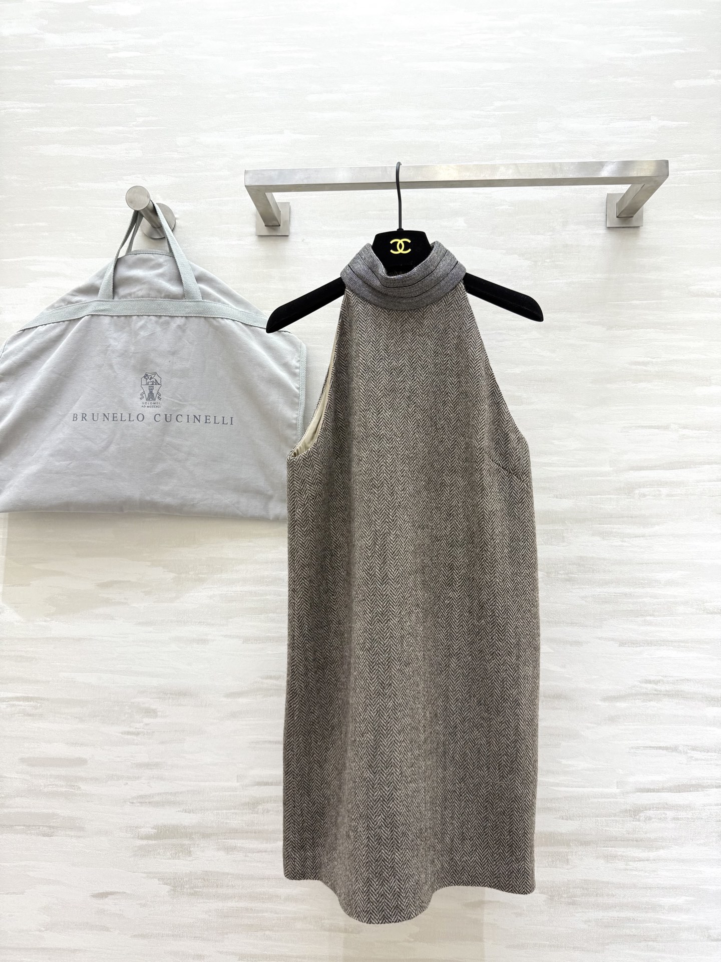 NO:474493,#BC autumn and winter new style, herringbone sleeveless dress with minimalist design, very stylish, all kinds of stylish, inner and shirts, or single, free to wear, various effects, very high plasticity, classic Buling chain decorative collar, light up details, high quality customization, spot first-time sizeS/M/L (size s bust 88, 80 length),, skirts, shirts, alexander wang19860909#BC秋冬新款 人字纹无袖连衣裙 极简设计感 叠穿起来很有范 各种有型 内里搭配衬衫穿或者单穿都好看 自由穿出各种效果 可塑性很高 经典的Buling链条装饰领子 点亮细节 高品质定制 现货首发sizeS/M/L（s码胸围88,衣长80）,,skirts,shirts,alexander wang,Women's clothing