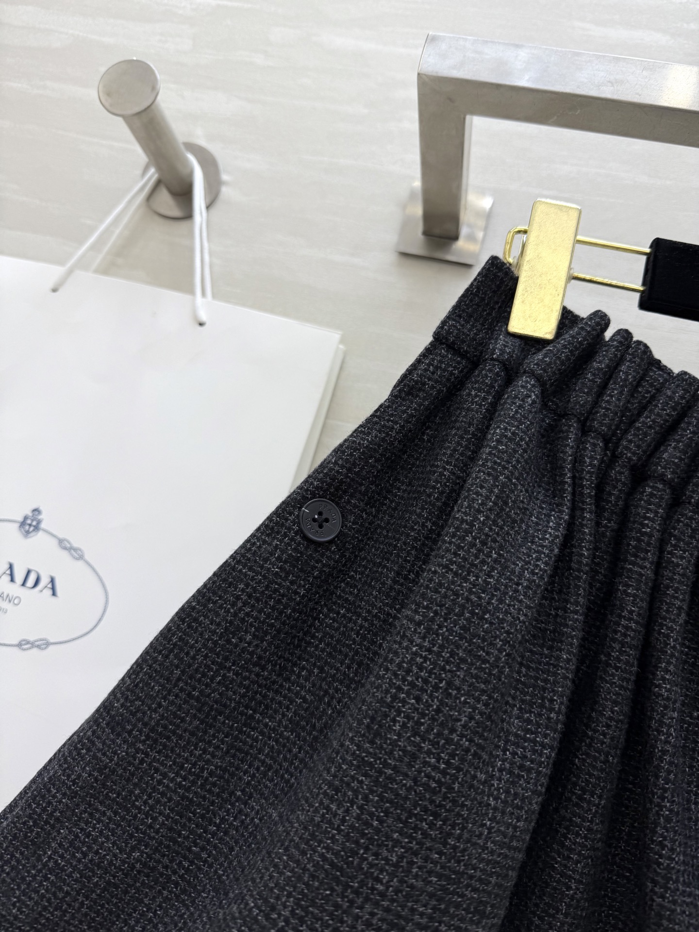 #Prad♡²⁵秋冬新款格雷系羊毛呢半裙 定制羊毛面料 厚实有质感 重工艺定位打褶腰头设计 上身随性俏皮