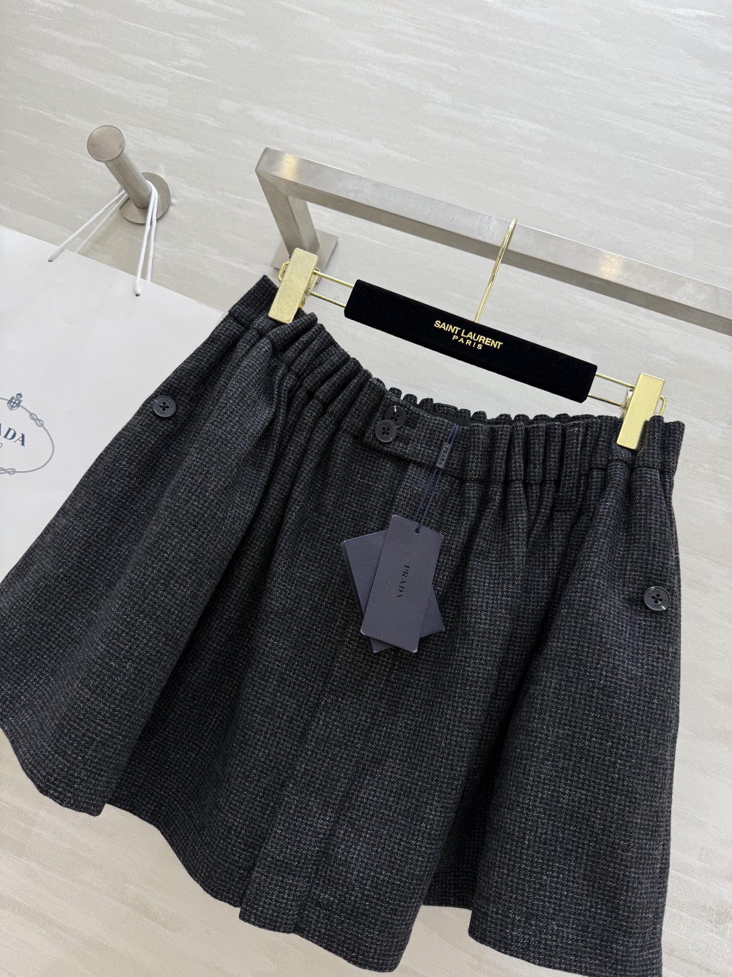 #Prad♡²⁵秋冬新款格雷系羊毛呢半裙 定制羊毛面料 厚实有质感 重工艺定位打褶腰头设计 上身随性俏皮