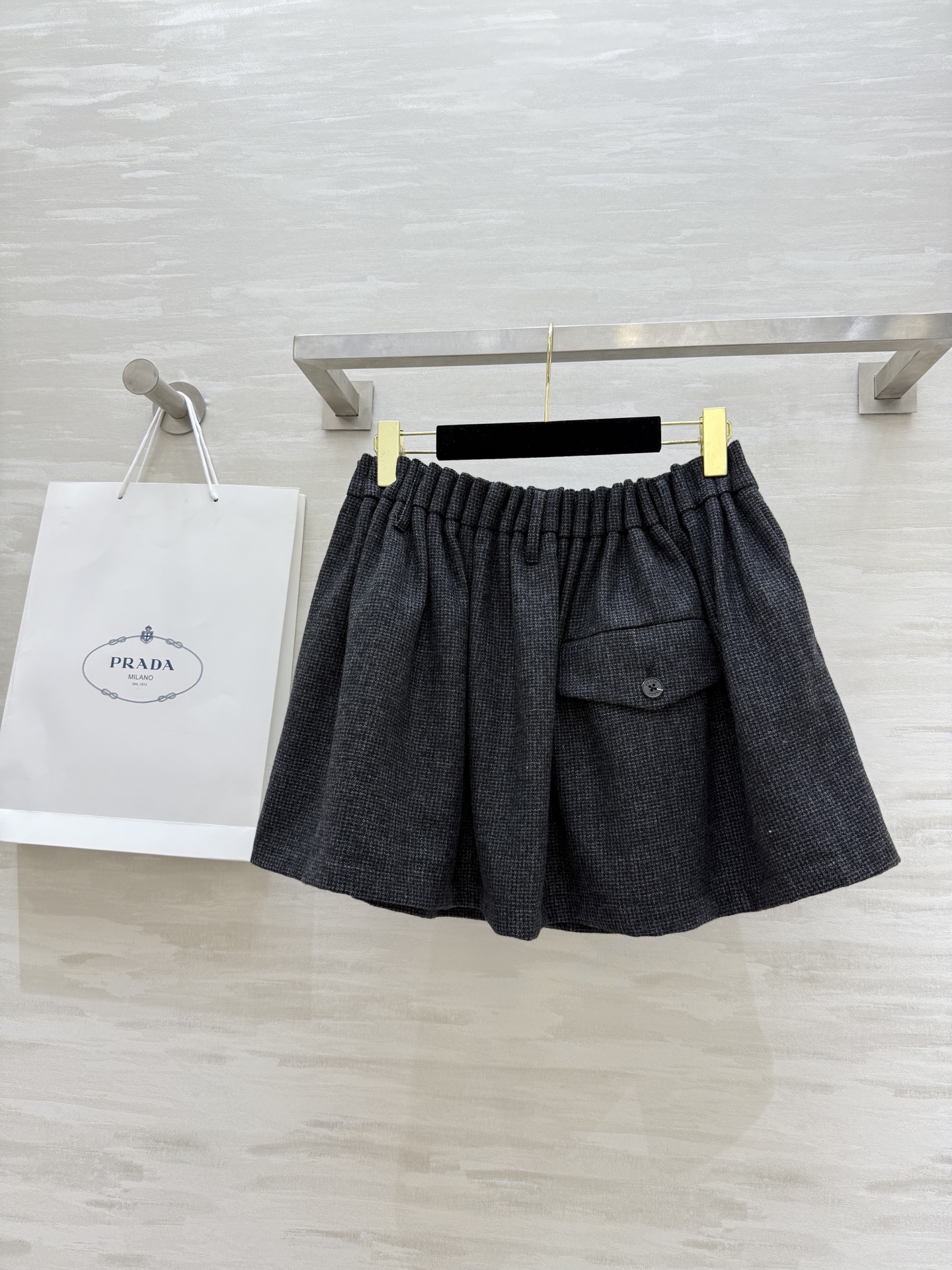 #Prad♡²⁵秋冬新款格雷系羊毛呢半裙 定制羊毛面料 厚实有质感 重工艺定位打褶腰头设计 上身随性俏皮