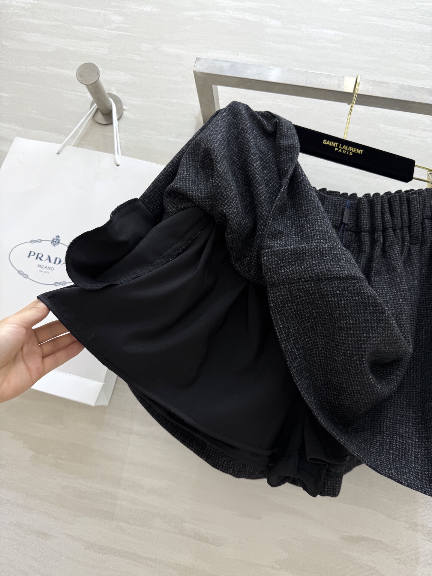 #Prad♡²⁵秋冬新款格雷系羊毛呢半裙 定制羊毛面料 厚实有质感 重工艺定位打褶腰头设计 上身随性俏皮