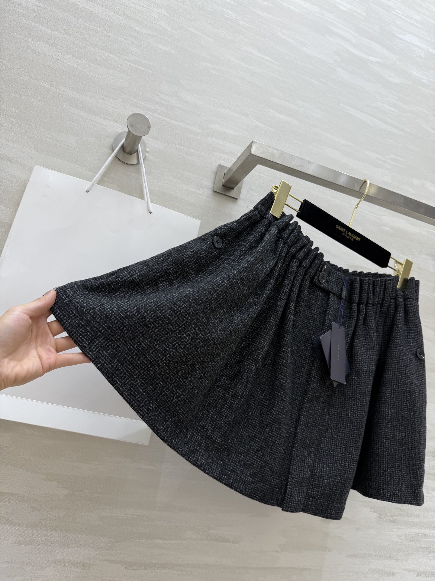 #Prad♡²⁵秋冬新款格雷系羊毛呢半裙 定制羊毛面料 厚实有质感 重工艺定位打褶腰头设计 上身随性俏皮