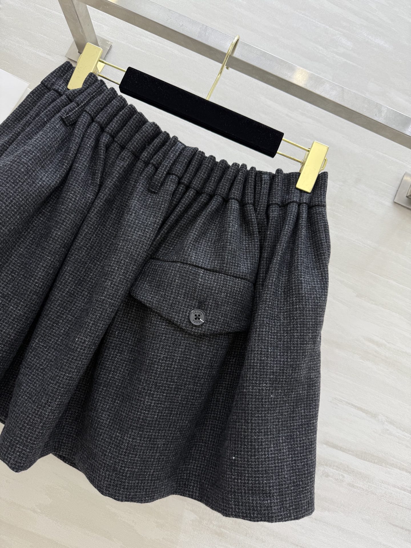 #Prad♡²⁵秋冬新款格雷系羊毛呢半裙 定制羊毛面料 厚实有质感 重工艺定位打褶腰头设计 上身随性俏皮
