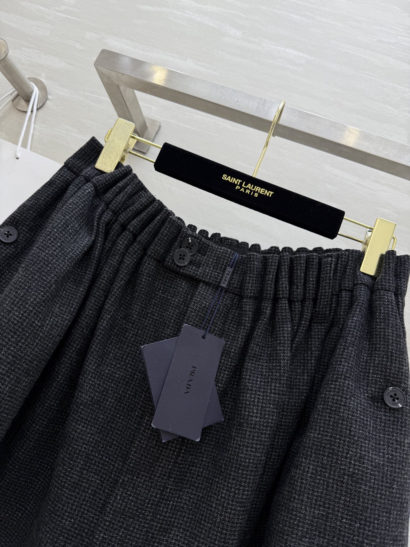 #Prad♡²⁵秋冬新款格雷系羊毛呢半裙 定制羊毛面料 厚实有质感 重工艺定位打褶腰头设计 上身随性俏皮