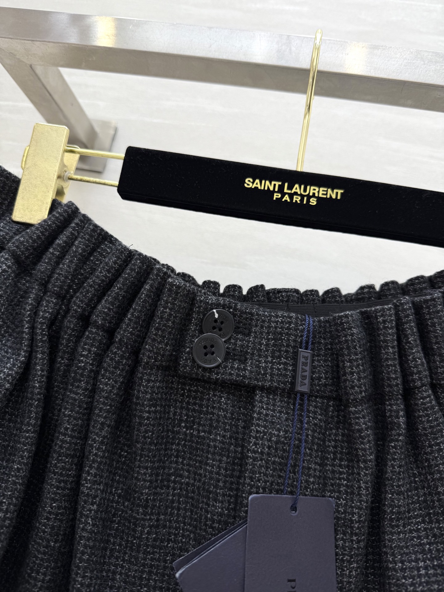 #Prad♡²⁵秋冬新款格雷系羊毛呢半裙 定制羊毛面料 厚实有质感 重工艺定位打褶腰头设计 上身随性俏皮