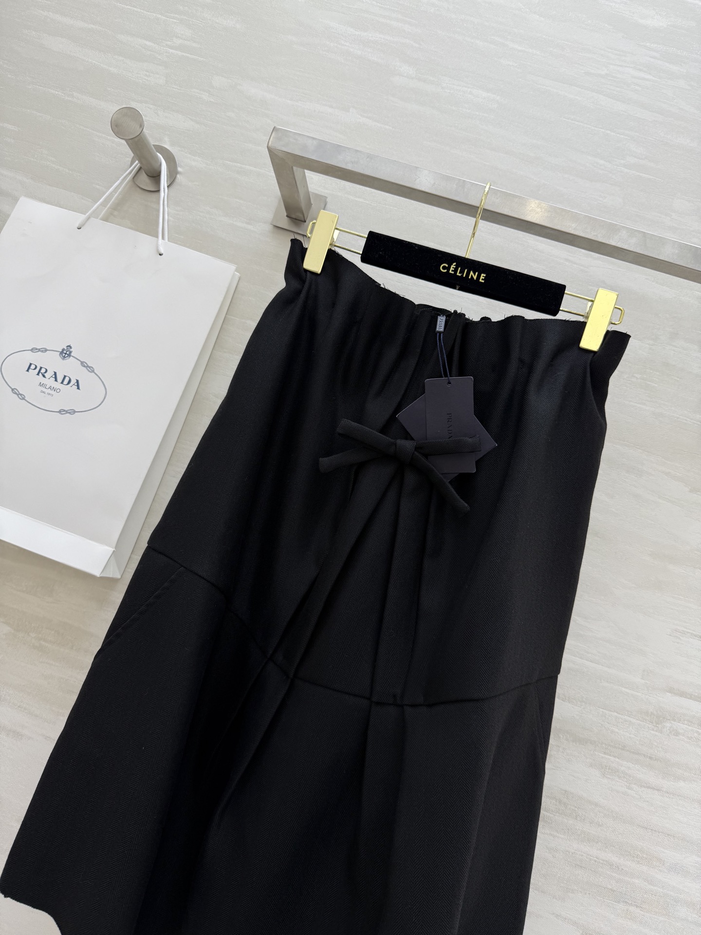 #Prad♡²⁵秋冬新款 两穿款蝴蝶结抹胸 长半裙定制人字纹面料 细腻舒适 松紧内腰设计也可以当抹胸裙穿