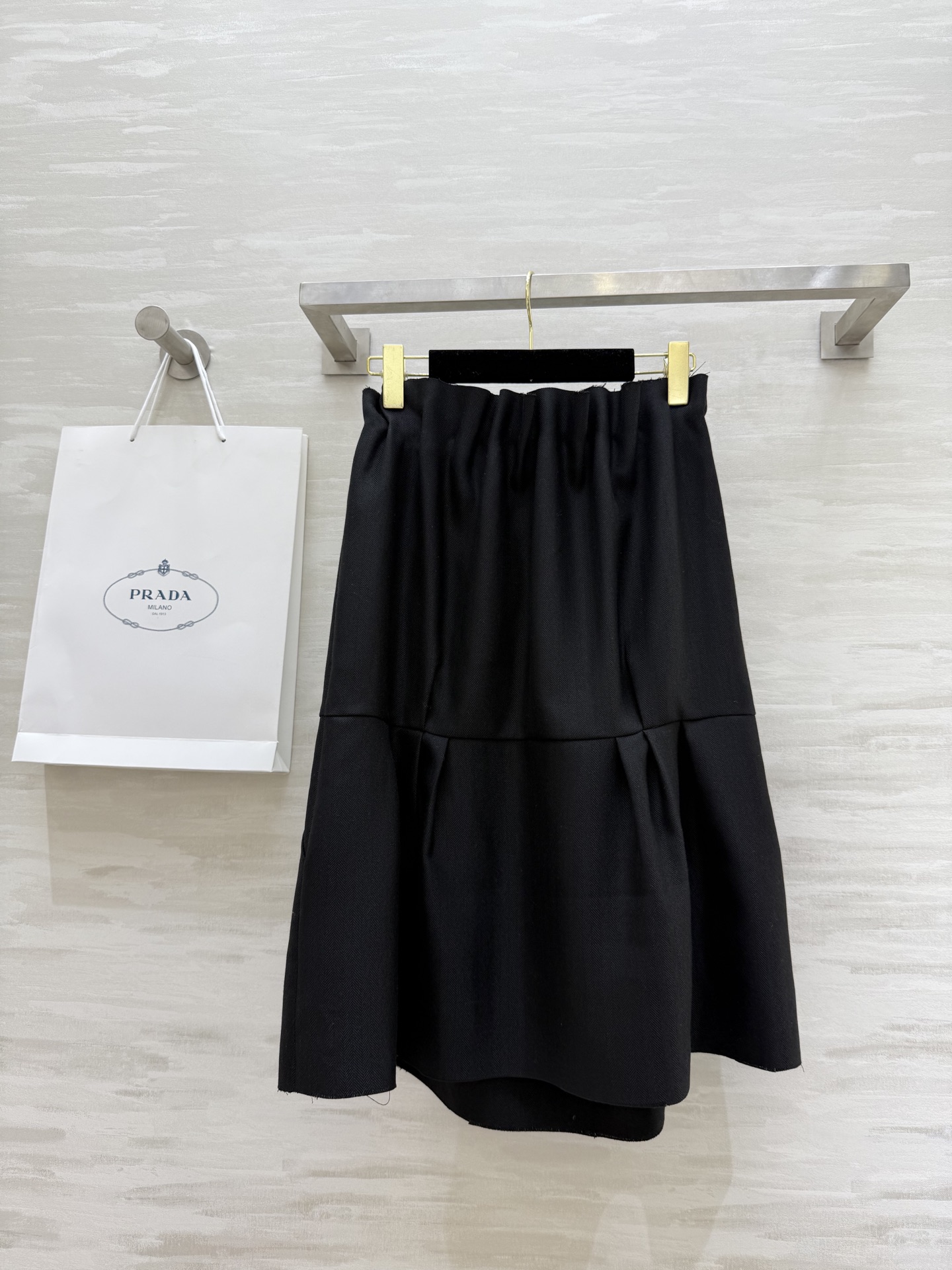 #Prad♡²⁵秋冬新款 两穿款蝴蝶结抹胸 长半裙定制人字纹面料 细腻舒适 松紧内腰设计也可以当抹胸裙穿