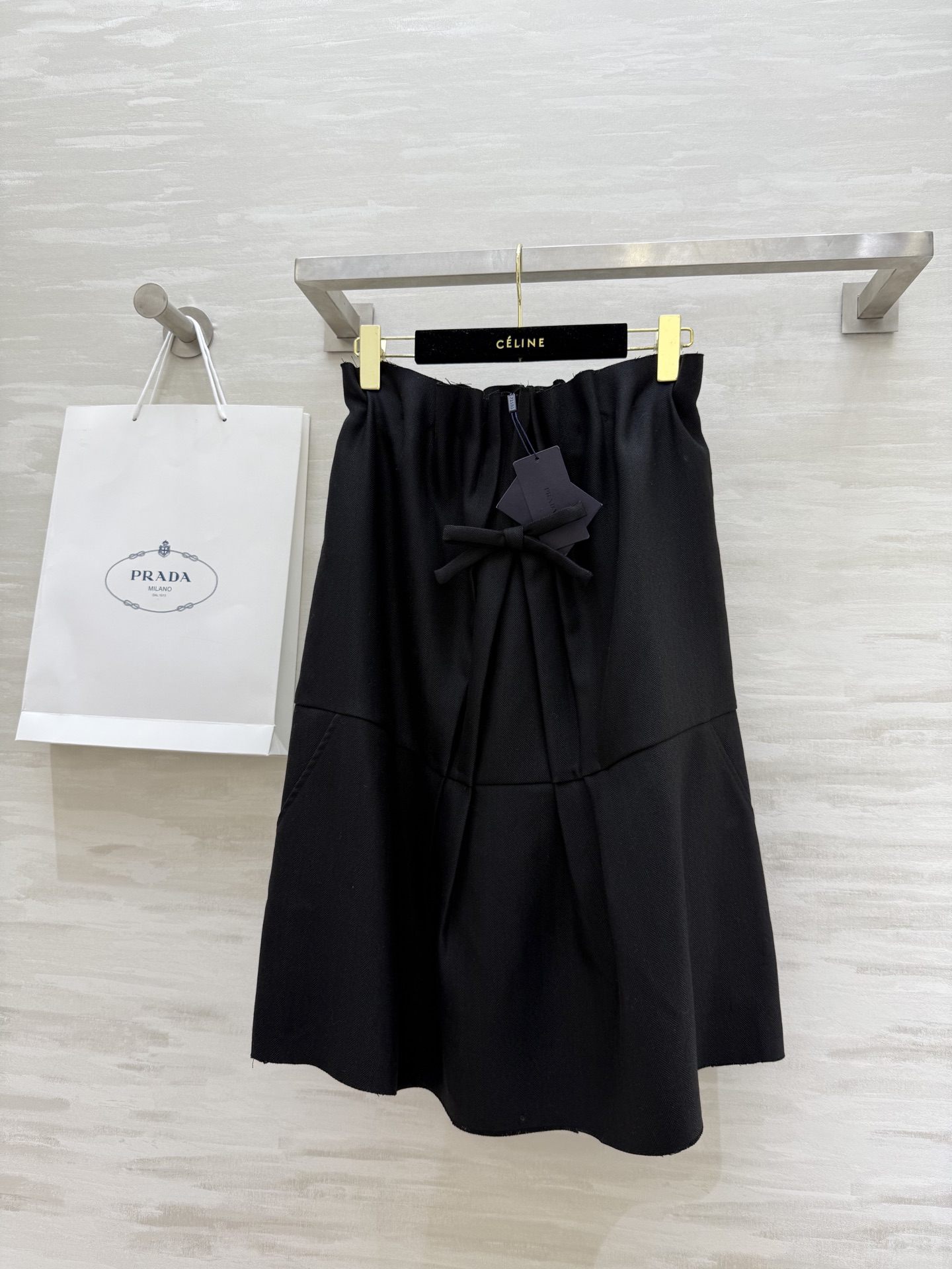 NO:474518,#Prad autumn and winter new style, two-wear bow strapless long skirt custom herringbone fabric delicate and comfortable elastic inner waist design can also be worn as a strapless skirt. The pleated method is matched with a silhouette skirt retro and fashionable, with an elegant and gorgeous feeling. High quality. Spot sizeS/M/L (size size 62, skirt length 65),,prada, skirts,alexander wang19860909#Prad秋冬新款 两穿款蝴蝶结抹胸 长半裙定制人字纹面料 细腻舒适 松紧内腰设计也可以当抹胸裙穿 褶皱做法搭配廓形裙摆复古时髦 自带优雅华丽感 高品质 现货来sizeS/M/L（s码腰围62,裙长65）,,prada,skirts,alexander wang,Women's clothing