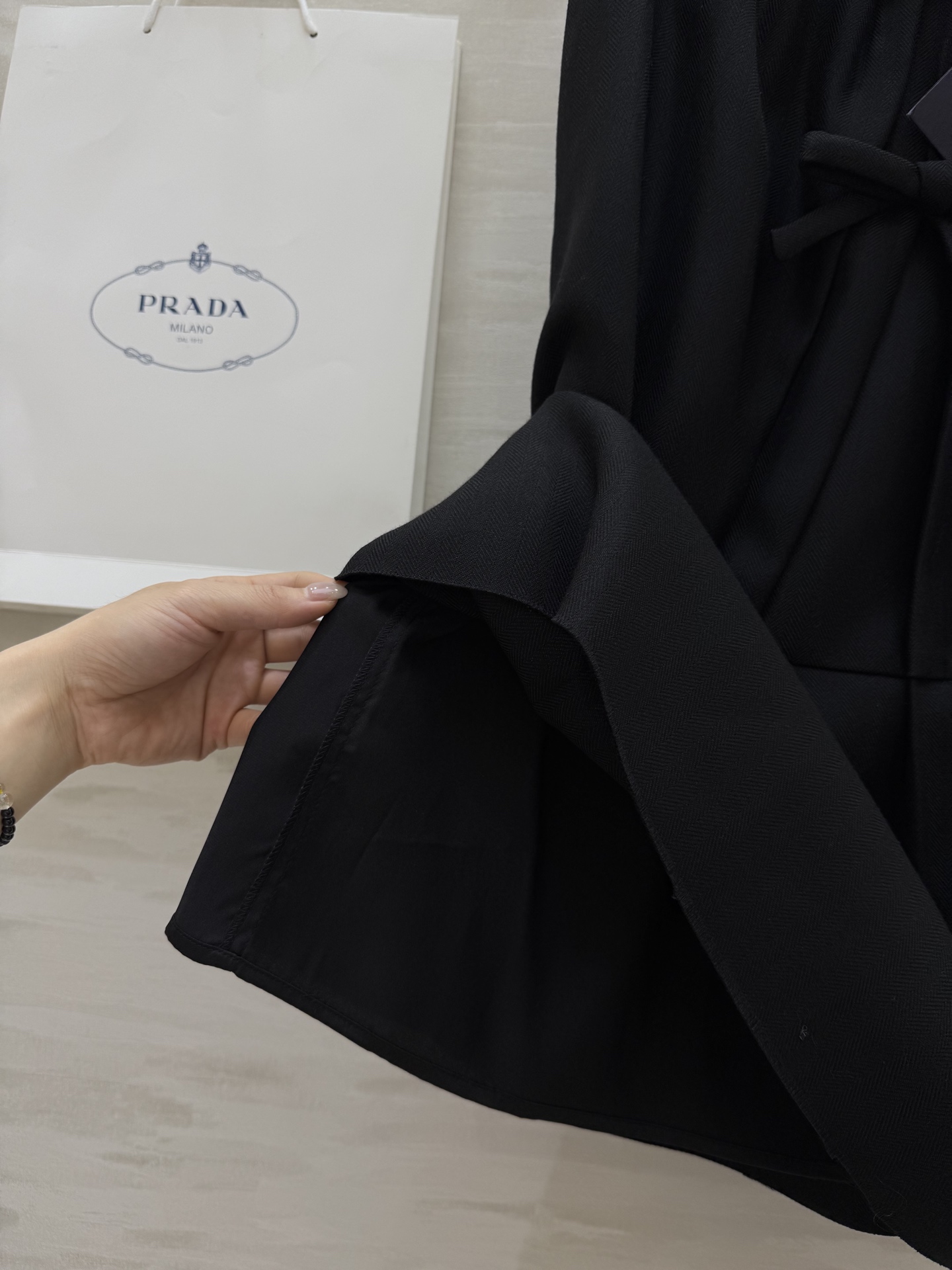 #Prad♡²⁵秋冬新款 两穿款蝴蝶结抹胸 长半裙定制人字纹面料 细腻舒适 松紧内腰设计也可以当抹胸裙穿