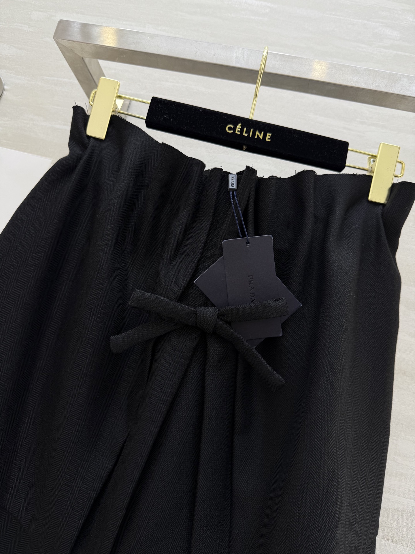 #Prad♡²⁵秋冬新款 两穿款蝴蝶结抹胸 长半裙定制人字纹面料 细腻舒适 松紧内腰设计也可以当抹胸裙穿