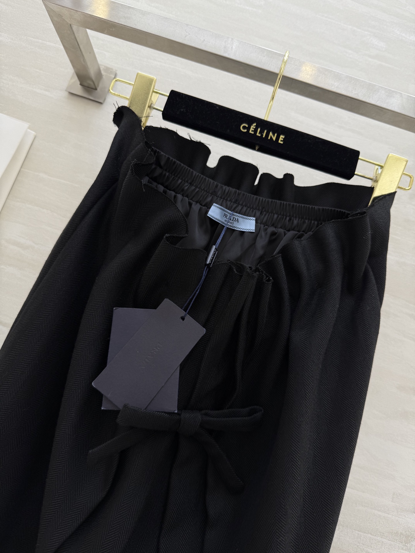 #Prad♡²⁵秋冬新款 两穿款蝴蝶结抹胸 长半裙定制人字纹面料 细腻舒适 松紧内腰设计也可以当抹胸裙穿