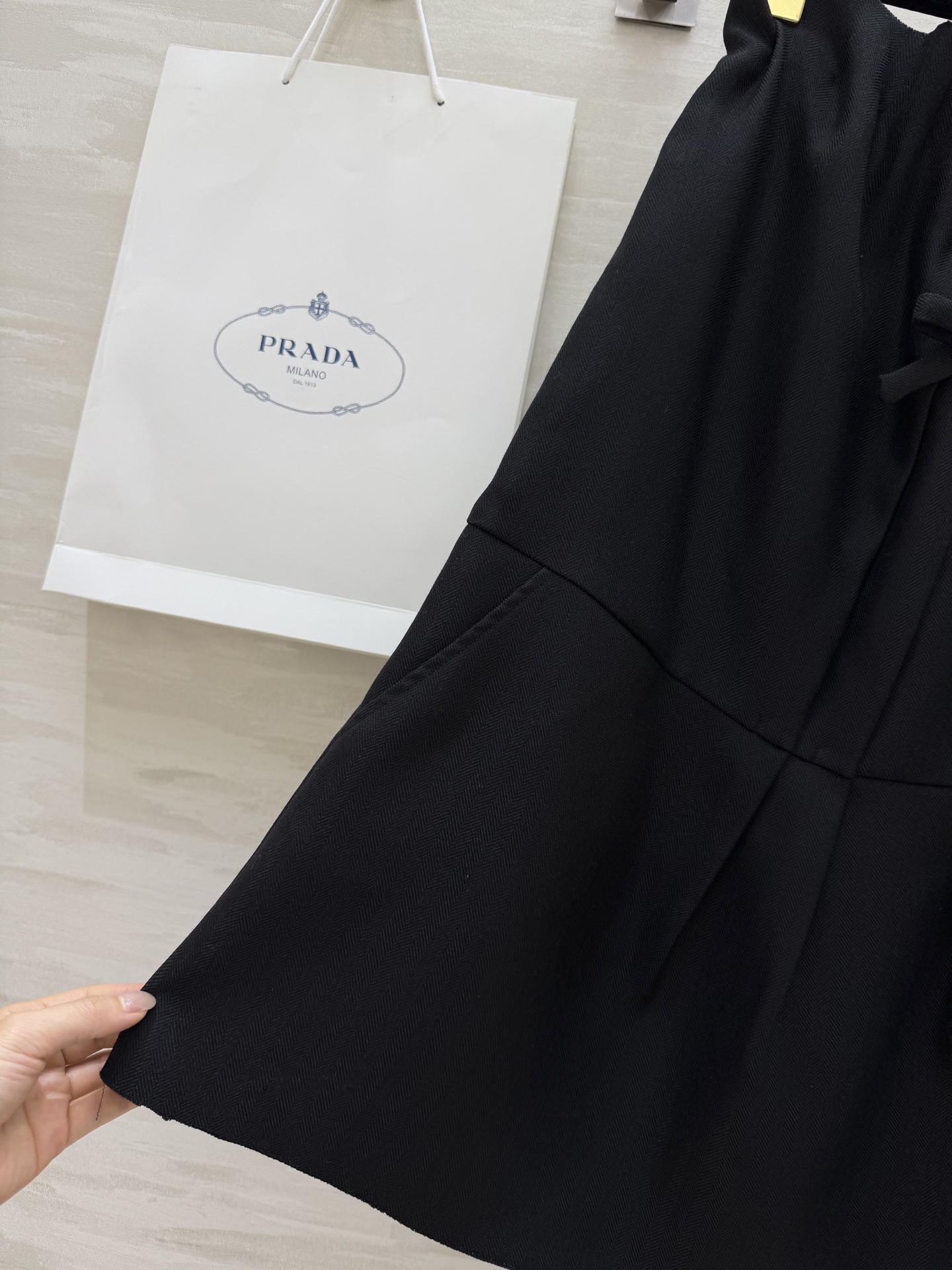 #Prad♡²⁵秋冬新款 两穿款蝴蝶结抹胸 长半裙定制人字纹面料 细腻舒适 松紧内腰设计也可以当抹胸裙穿