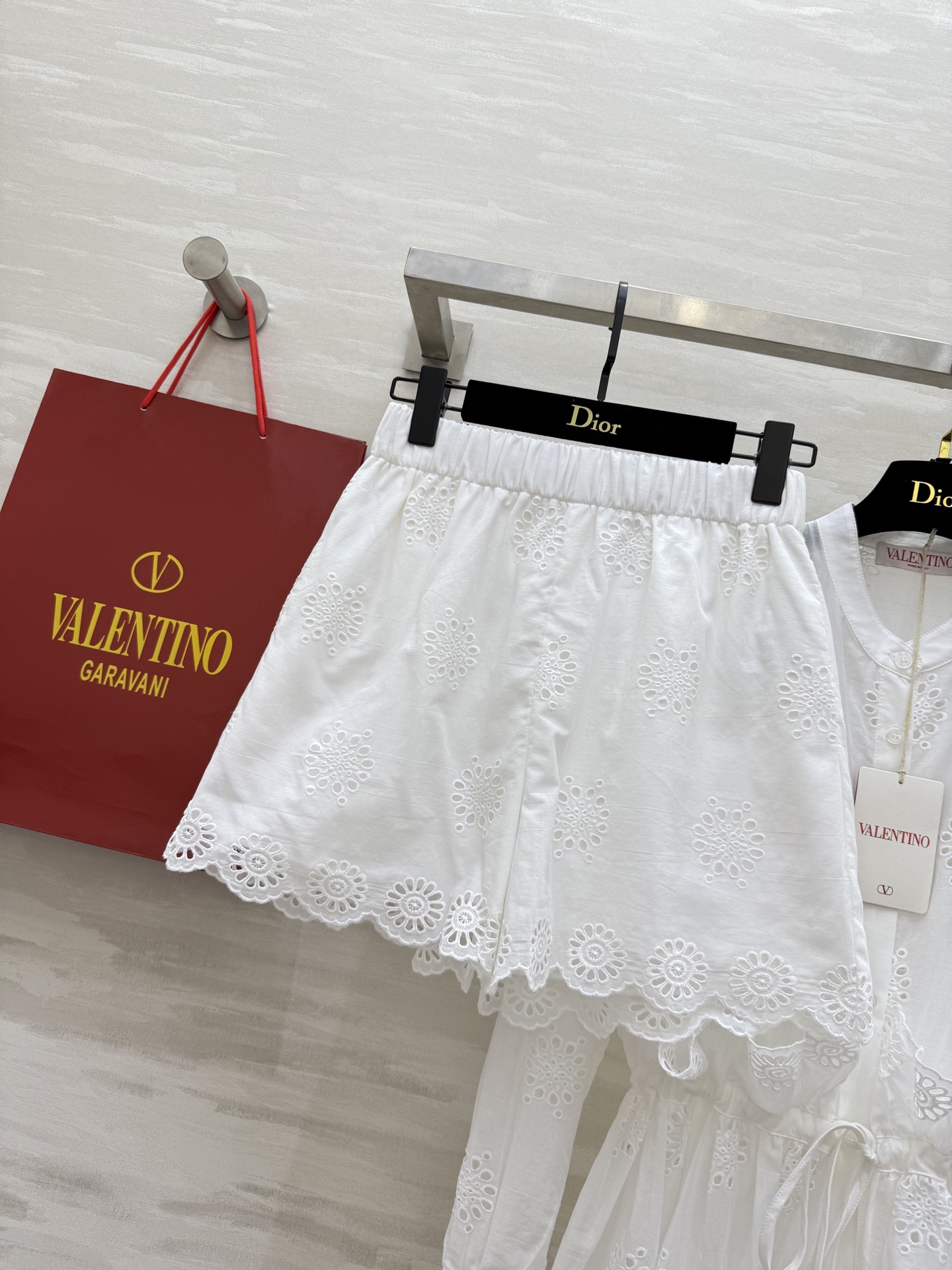 #Valentin♡²⁵早秋新款 南法度假风 镂空绣花两件套  衬衫长裙搭配松紧腰短裤 抽绳收腰不挑人 