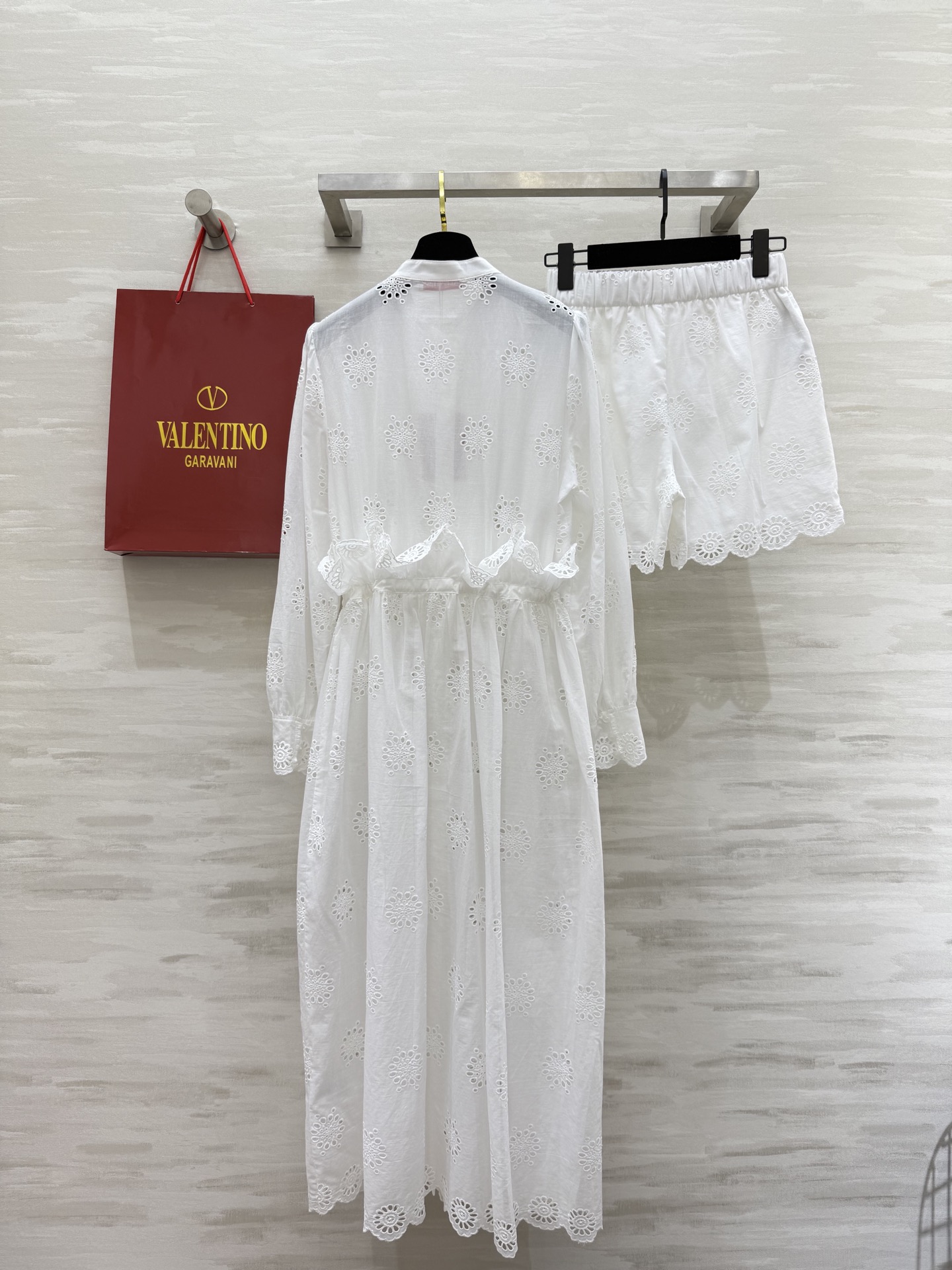 #Valentin♡²⁵早秋新款 南法度假风 镂空绣花两件套  衬衫长裙搭配松紧腰短裤 抽绳收腰不挑人 