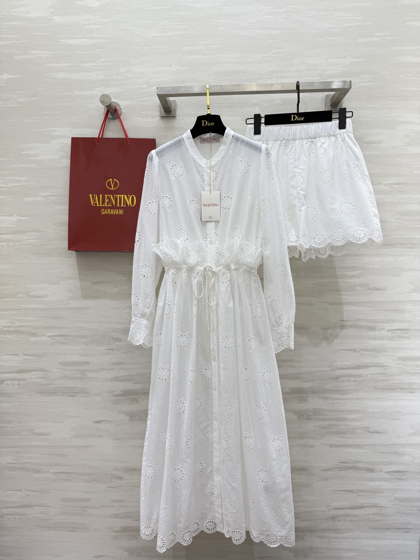 NO:474526,#Valentin early autumn new style, South France vacation style, hollow embroidery two-piece set, long shirt skirt with elastic waist shorts, drawstring waist is not picky, lotus leaf lace splicing is elegant and sweet, fairy-like upper body is so beautiful that there is no friends, the wind is romantic and elegant with a sense of elegance and gorgeousness, heavy embroidered filigree fabric, breathable and comfortable, high-quality customization, spot first-time sizeS/M/L (size s shoulder width 36, bust 92, garment length 119, waist 60 hip 98, trousers 38, valentino, skirts, shorts, shirts, alexander wang19860909#Valentin早秋新款 南法度假风 镂空绣花两件套 衬衫长裙搭配松紧腰短裤 抽绳收腰不挑人 荷叶花边拼接优雅甜美 小仙气上身美到没朋友 拉风浪漫自带优雅华丽感 重磅绣花丝绵面料 透气舒适 高品质定制 现货首发sizeS/M/L（s码肩宽36,胸围92,衣长119,腰围60臀围98,裤长38,,valentino,skirts,shorts,shirts,alexander wang,Women's clothing