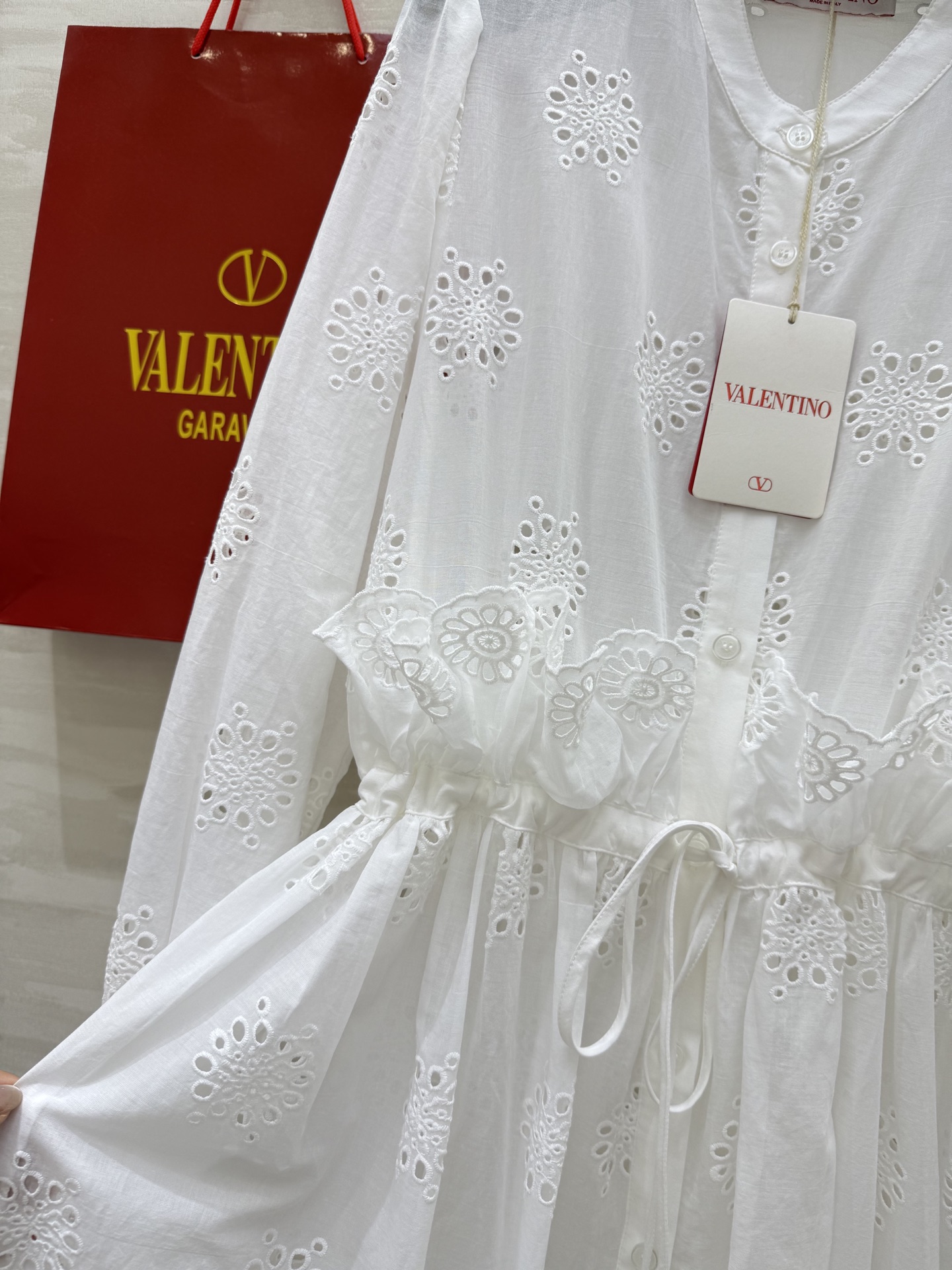 #Valentin♡²⁵早秋新款 南法度假风 镂空绣花两件套  衬衫长裙搭配松紧腰短裤 抽绳收腰不挑人 