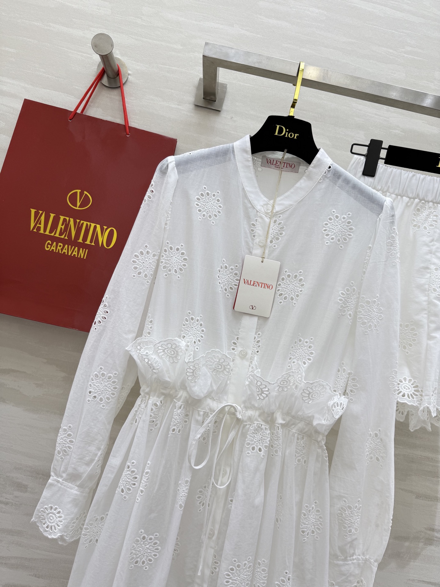 #Valentin♡²⁵早秋新款 南法度假风 镂空绣花两件套  衬衫长裙搭配松紧腰短裤 抽绳收腰不挑人 