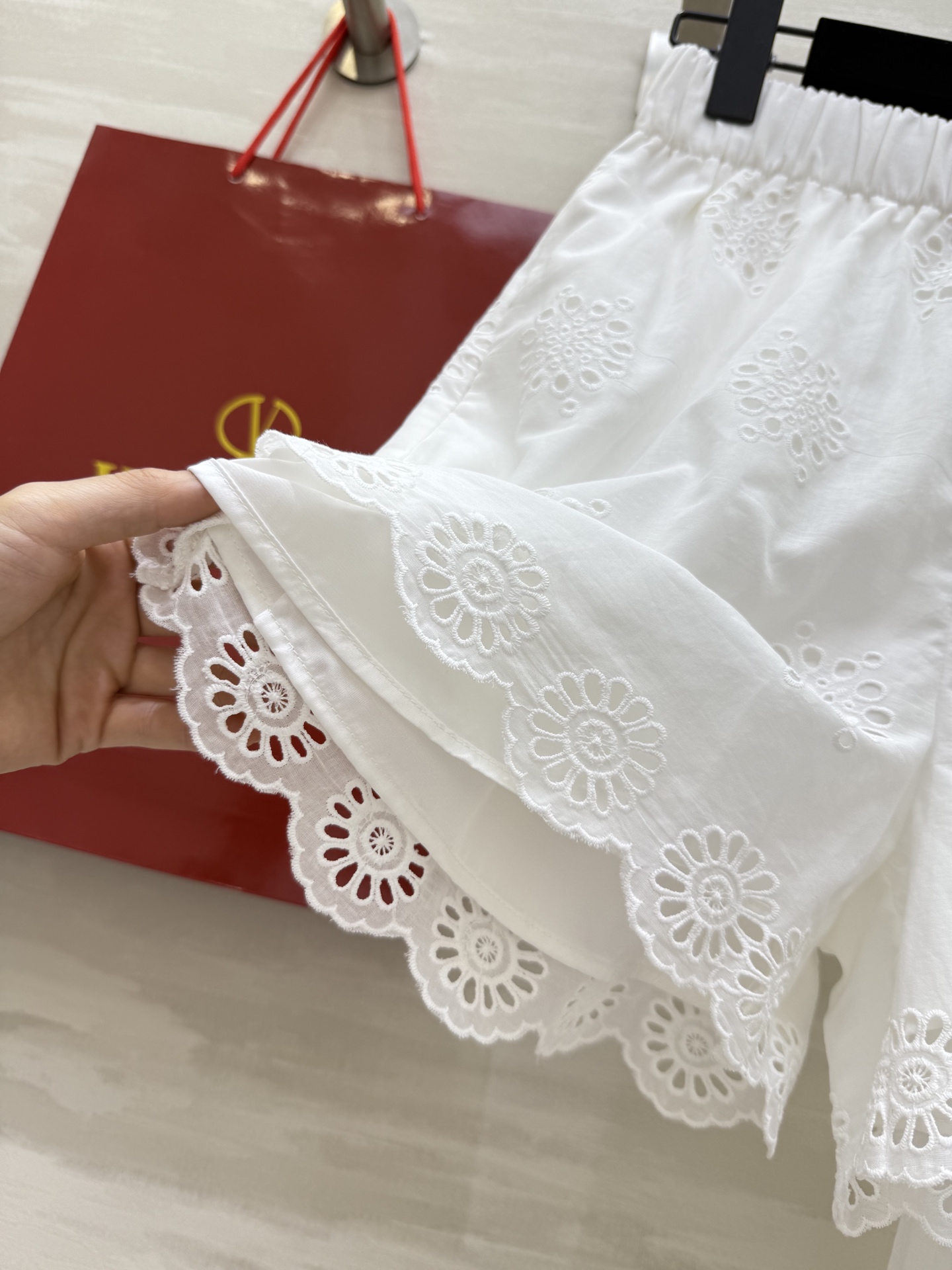 #Valentin♡²⁵早秋新款 南法度假风 镂空绣花两件套  衬衫长裙搭配松紧腰短裤 抽绳收腰不挑人 