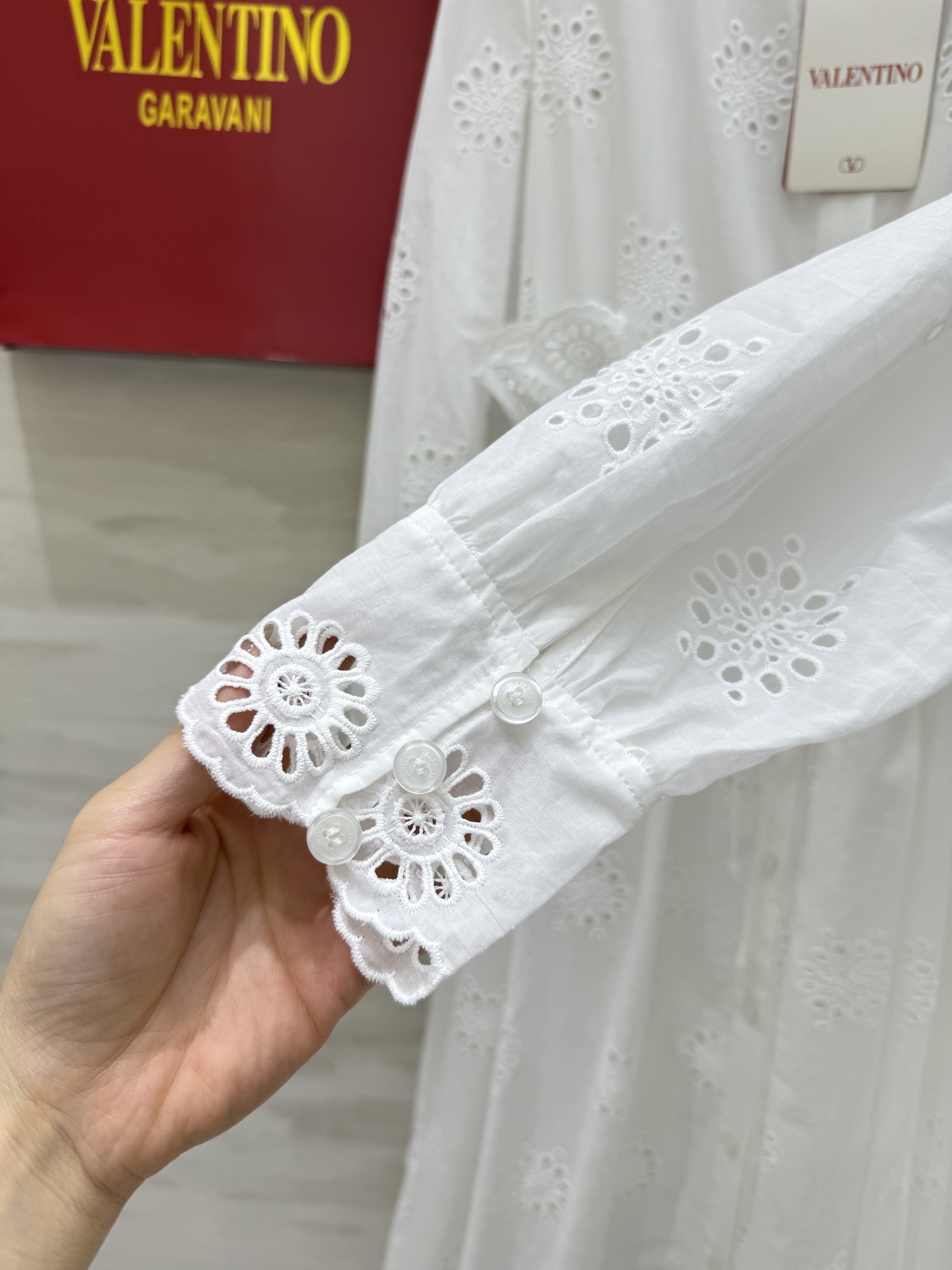 #Valentin♡²⁵早秋新款 南法度假风 镂空绣花两件套  衬衫长裙搭配松紧腰短裤 抽绳收腰不挑人 