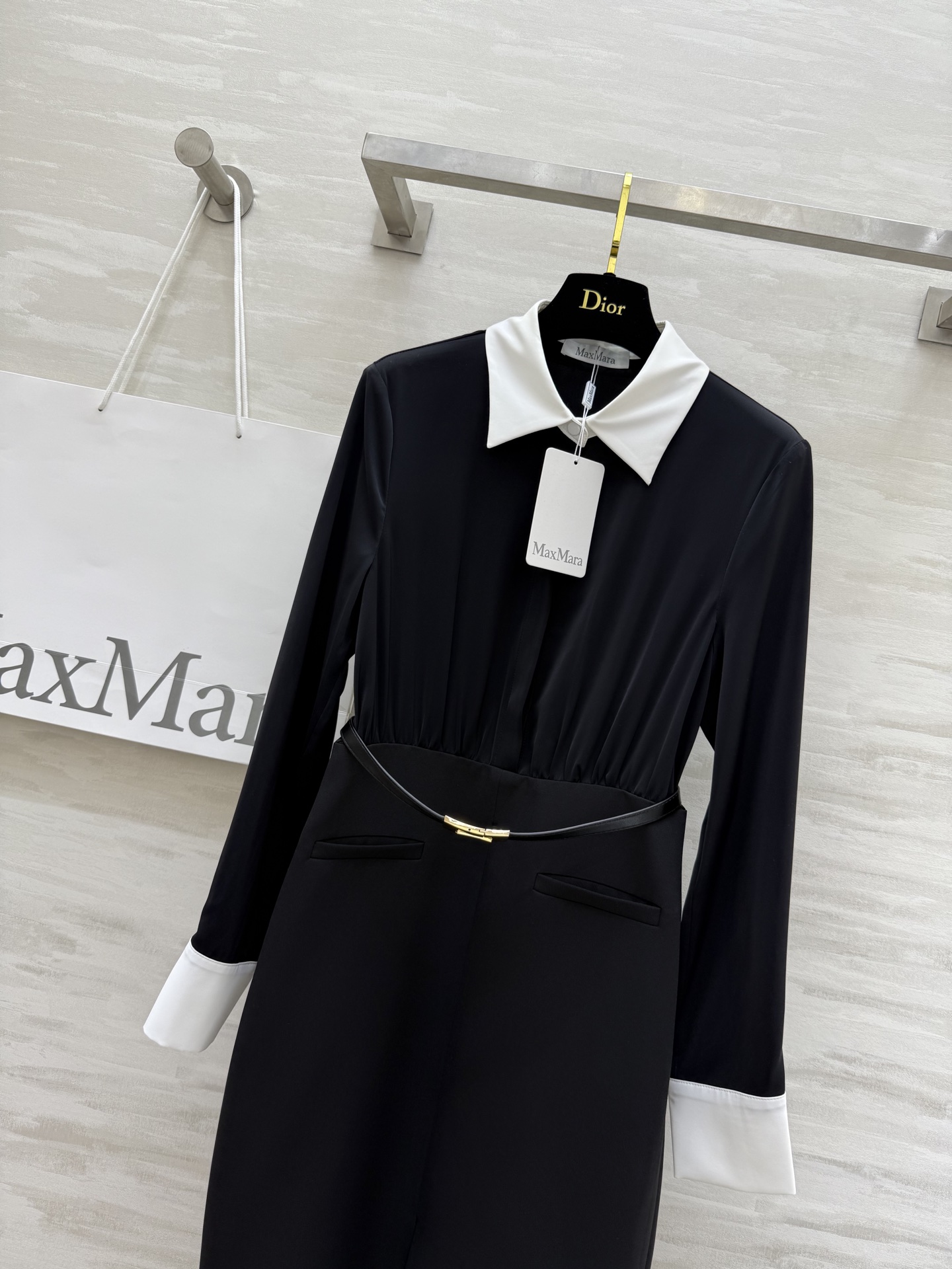 #MAXMAR♡²⁵早秋新款 赫本风 褶裥衬衣式长袖连衣裙 撞色衬衫领和袖口设计 前中开叉裙摆收腰版型上