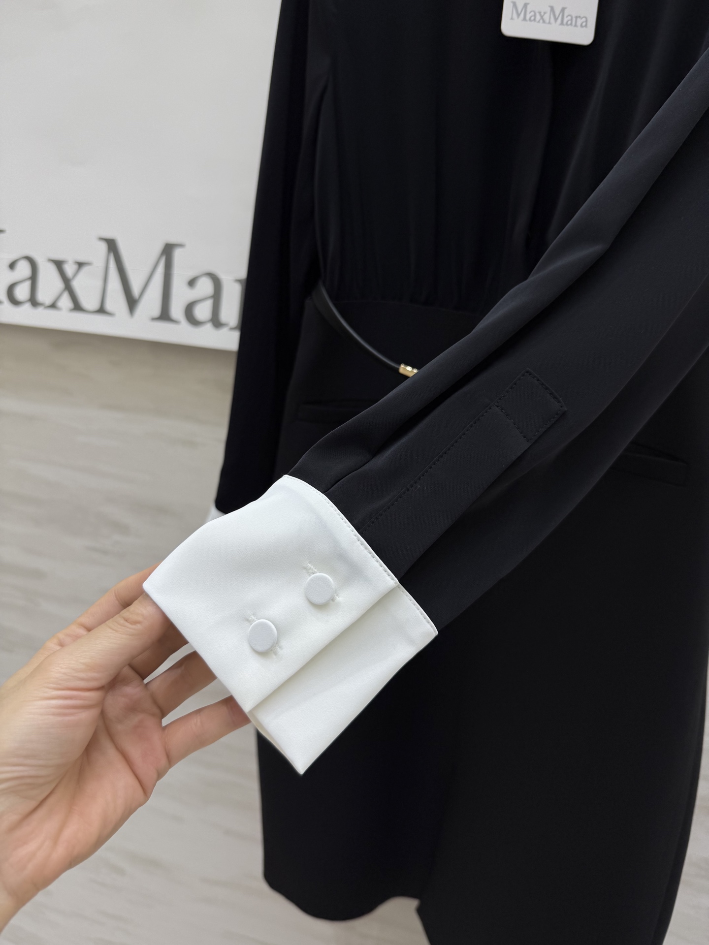 #MAXMAR♡²⁵早秋新款 赫本风 褶裥衬衣式长袖连衣裙 撞色衬衫领和袖口设计 前中开叉裙摆收腰版型上