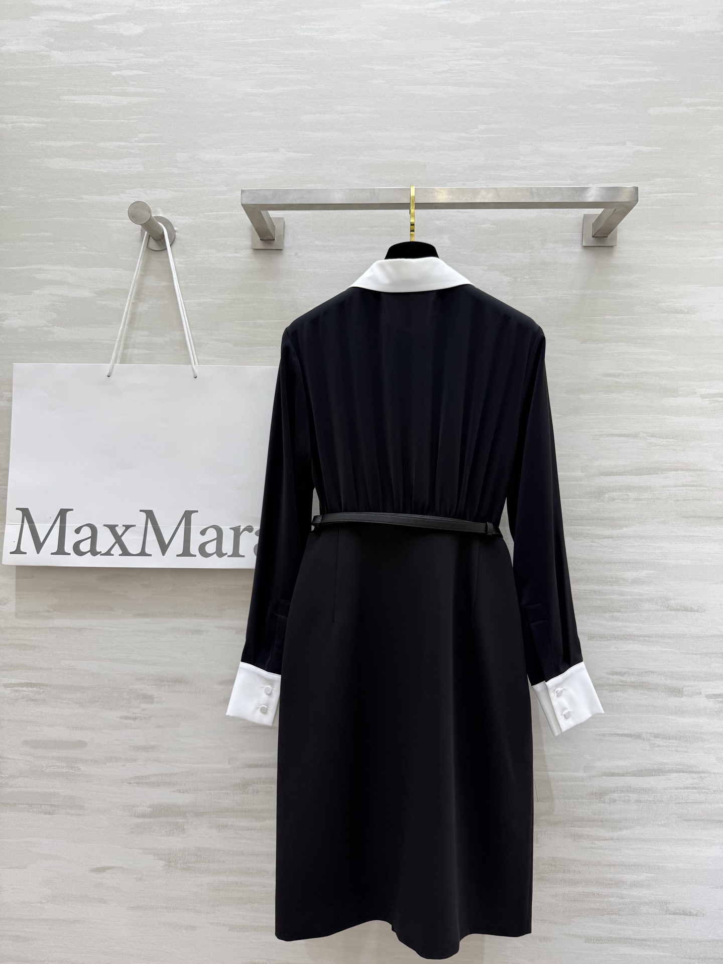 #MAXMAR♡²⁵早秋新款 赫本风 褶裥衬衣式长袖连衣裙 撞色衬衫领和袖口设计 前中开叉裙摆收腰版型上