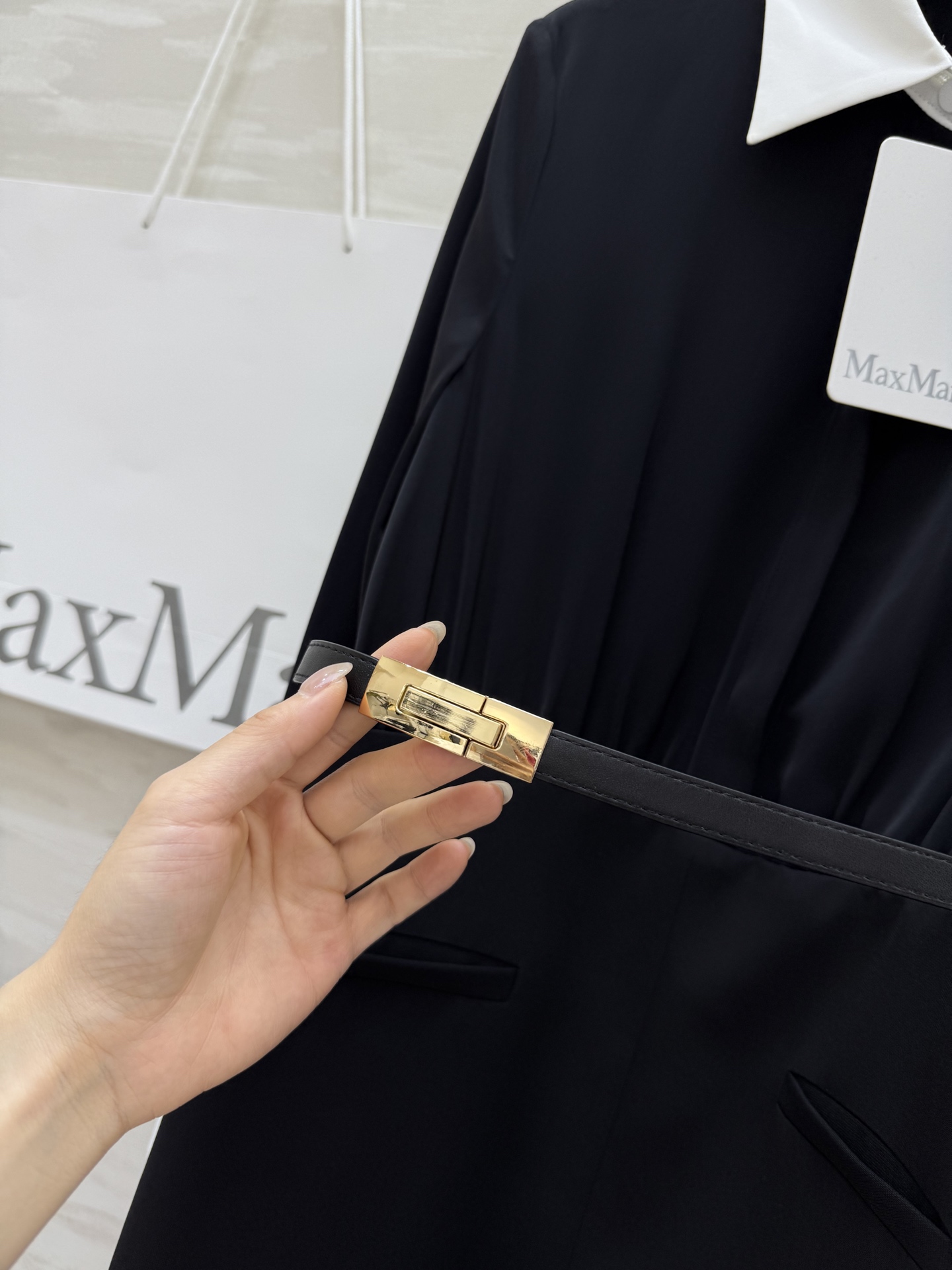 #MAXMAR♡²⁵早秋新款 赫本风 褶裥衬衣式长袖连衣裙 撞色衬衫领和袖口设计 前中开叉裙摆收腰版型上