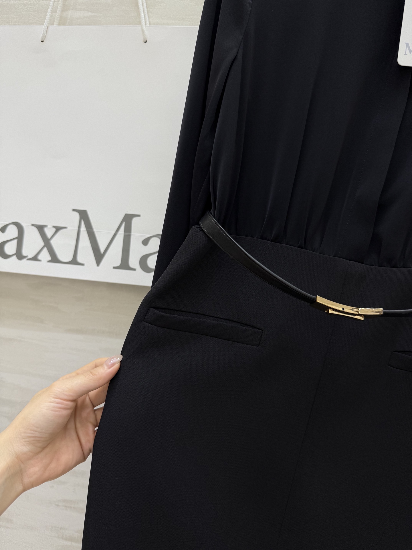 #MAXMAR♡²⁵早秋新款 赫本风 褶裥衬衣式长袖连衣裙 撞色衬衫领和袖口设计 前中开叉裙摆收腰版型上