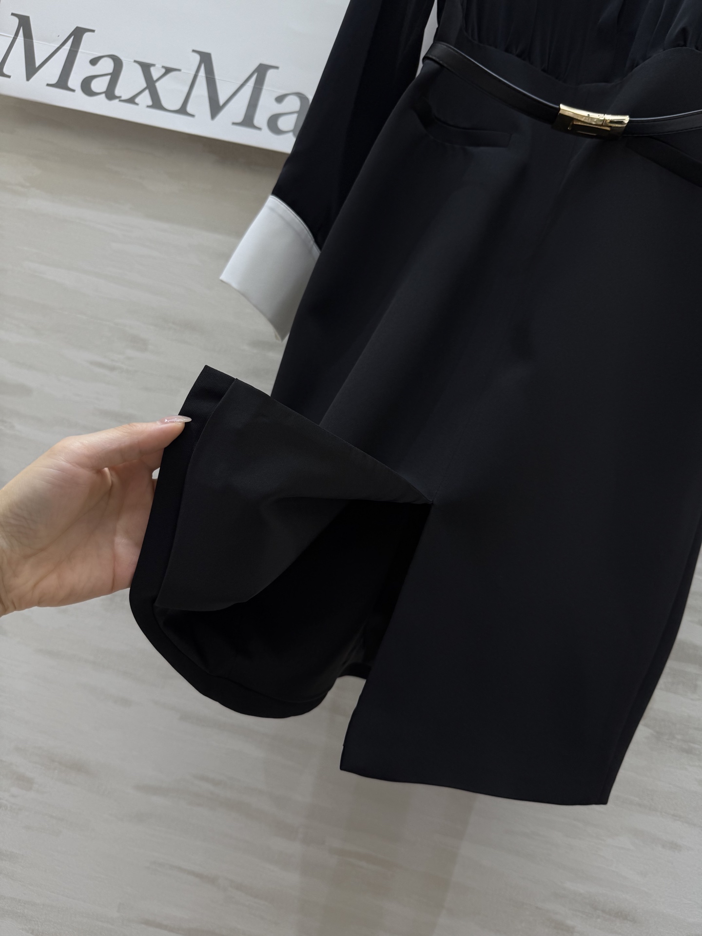 #MAXMAR♡²⁵早秋新款 赫本风 褶裥衬衣式长袖连衣裙 撞色衬衫领和袖口设计 前中开叉裙摆收腰版型上