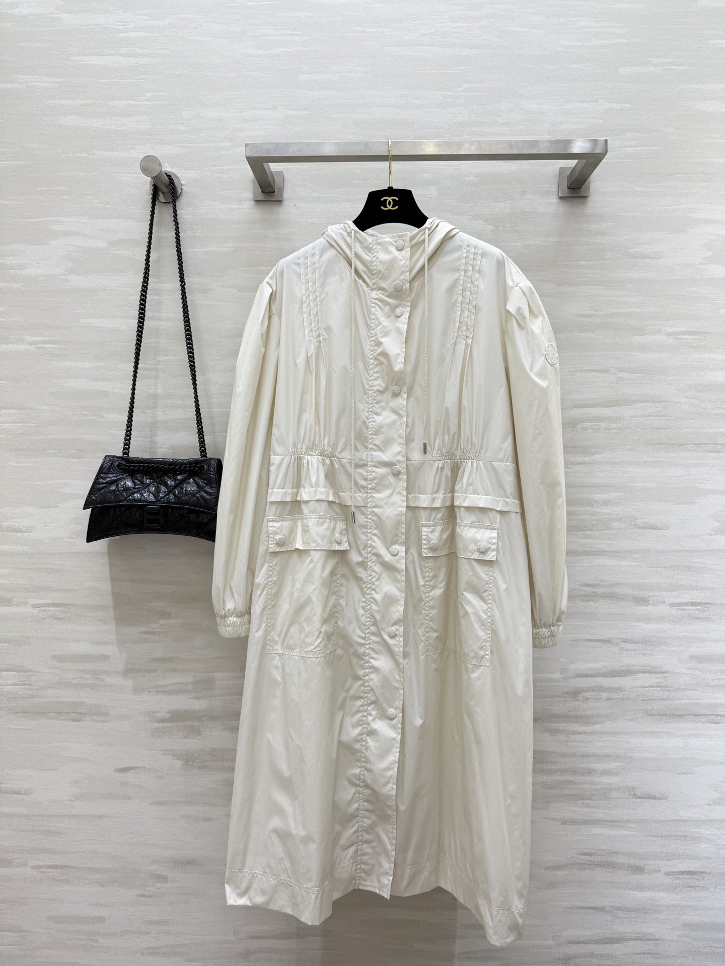 NO:474542,#Moncle early autumn new style hooded waist-hugging long windbreaker jacket pleated waist-hugging large A-style not picky on people's upper body to make people look slim, casual and handsome sporty style Original custom logo hardware accessories Memory silk nylon fabric can protect against sunlight easily interpret the fashionable and casual sense of high-end, this season must-have versatile items, first place in actual wear, high-quality customization, spot first sizeS/M/L (size s-s bust 110, 108 length),, jackets & coats,hats,alexander wang19860909#Moncle早秋新款 连帽收腰长款风衣外套 褶裥收腰大A版型不挑人上身巨显瘦 休闲帅气运动风 原版定制logo五金配件 记忆丝尼龙面料可防晒 轻松演绎时髦随性的高级感 本季必入百搭单品 实穿第一名 高品质定制 现货首发sizeS/M/L（s码胸围110,衣长108）,,jackets & coats,hats,alexander wang,Women's clothing