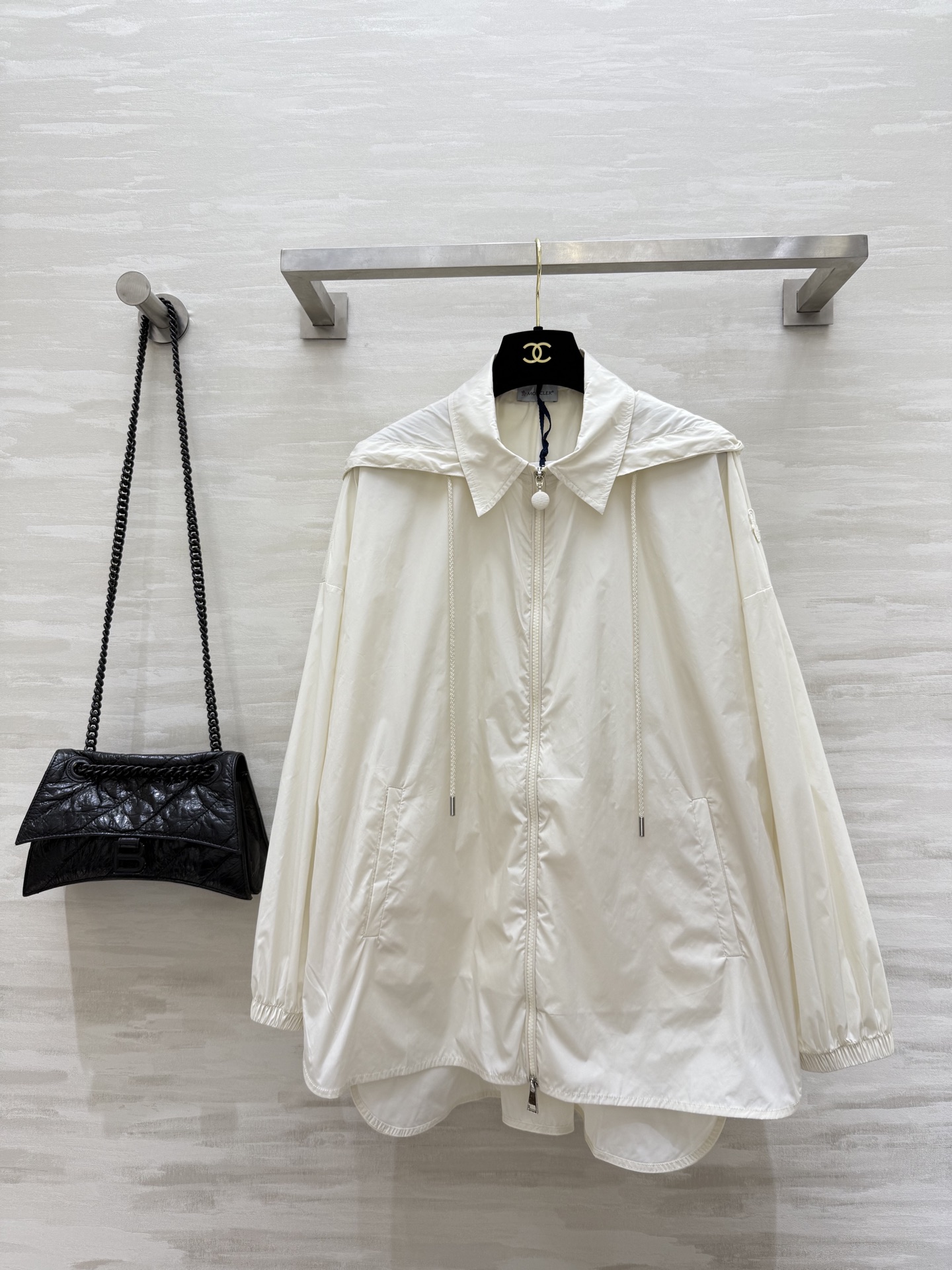 NO:474511,#Moncle early autumn new style, short front and long back, zippered hooded thin jacket, classic hooded H-shaped loose fit, not picky on people, huge slim on the upper body, casual and handsome sporty style, original custom logo hardware accessories, memory silk nylon fabric can protect the sun, easily interpret the fashionable and casual high-end feeling, must-have versatile items this season, first place in actual wear, high-quality customization, spot first sizeS/M/L (size s-s bust 110, 72-size length),, jackets & coats,hats,alexander wang19860909#Moncle早秋新款 前短后长 拉链连帽轻薄外套 经典连帽H字宽松版型 不挑人上身巨显瘦 休闲帅气运动风 原版定制logo五金配件 记忆丝尼龙面料可防晒 轻松演绎时髦随性的高级感 本季必入百搭单品 实穿第一名 高品质定制 现货首发sizeS/M/L（s码胸围110,衣长72）,,jackets & coats,hats,alexander wang,Women's clothing