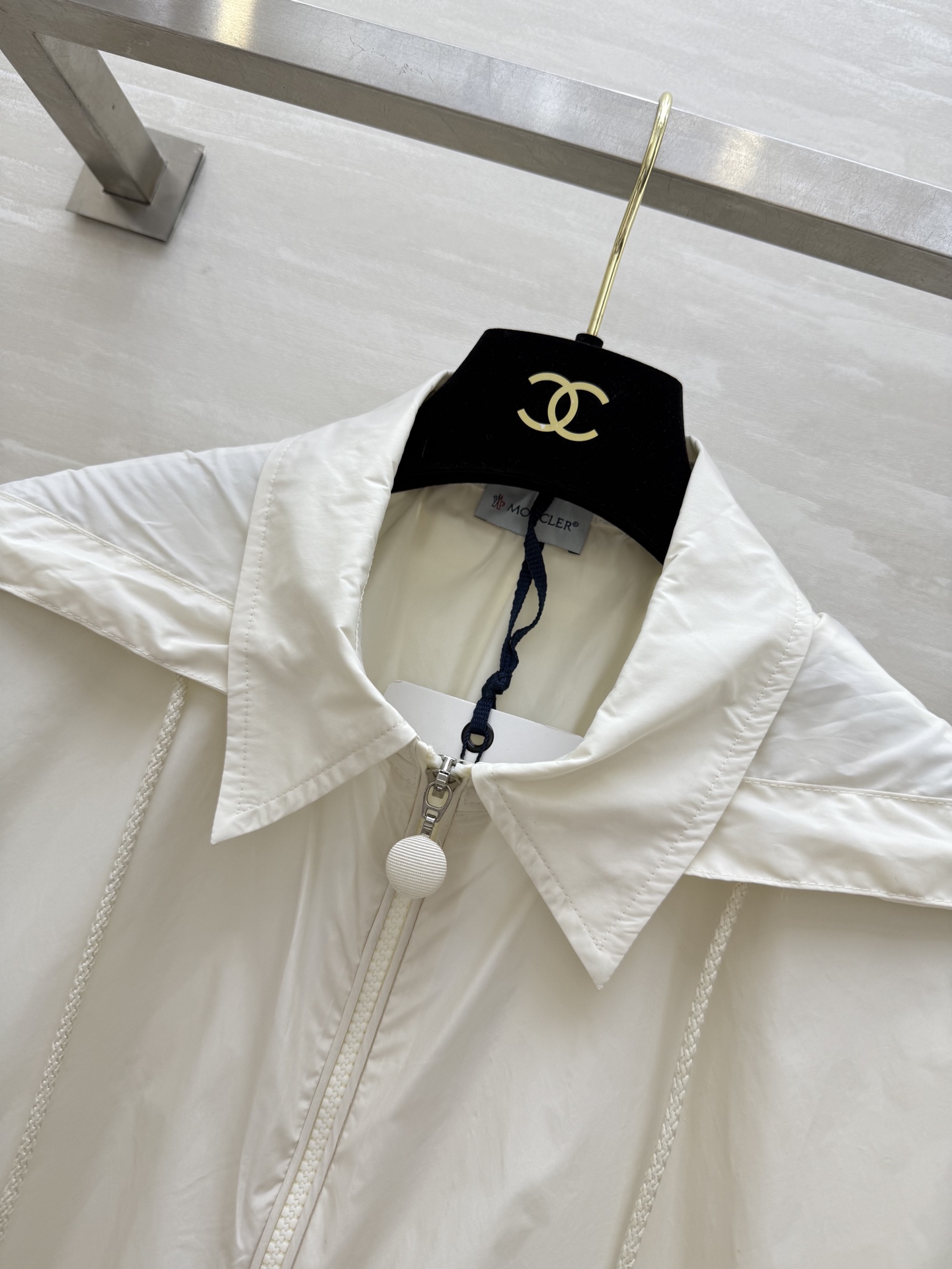 #Moncle♡²⁵早秋新款 前短后长 拉链连帽轻薄外套 经典连帽H字宽松版型 不挑人上身巨显瘦 休闲帅