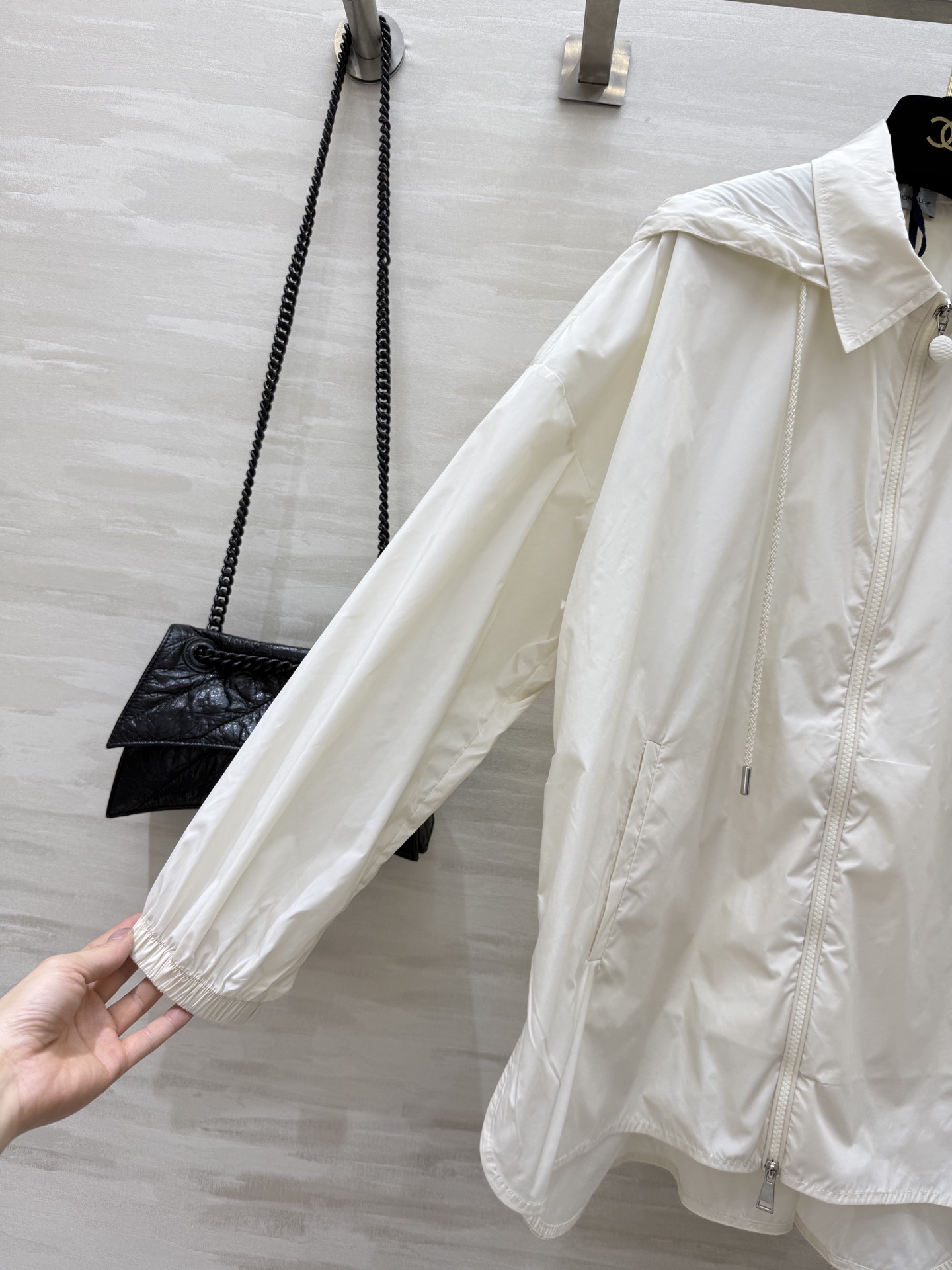 #Moncle♡²⁵早秋新款 前短后长 拉链连帽轻薄外套 经典连帽H字宽松版型 不挑人上身巨显瘦 休闲帅