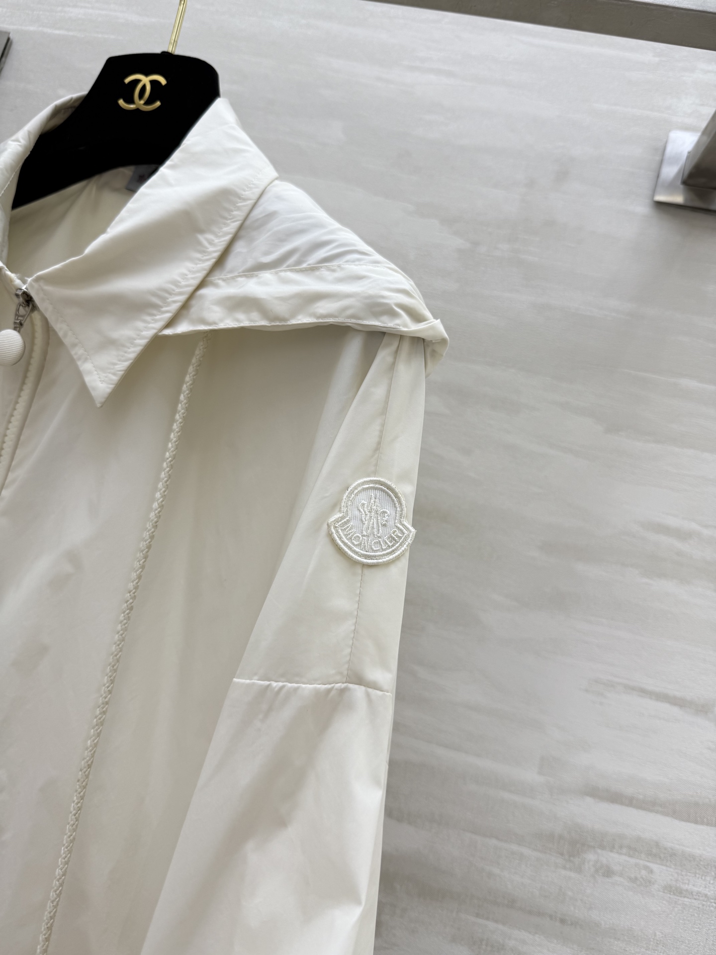 #Moncle♡²⁵早秋新款 前短后长 拉链连帽轻薄外套 经典连帽H字宽松版型 不挑人上身巨显瘦 休闲帅