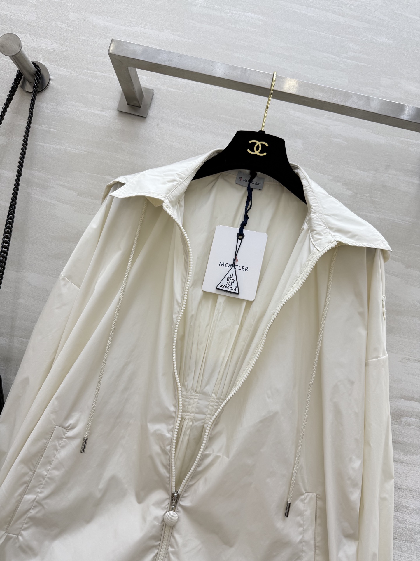 #Moncle♡²⁵早秋新款 前短后长 拉链连帽轻薄外套 经典连帽H字宽松版型 不挑人上身巨显瘦 休闲帅